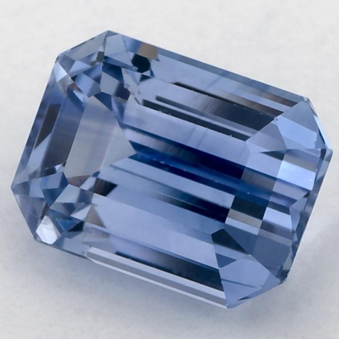 Este zafiro azul natural ofrece elegancia y sofisticación. Con su rica saturación de color y su corte preciso, es la pieza central perfecta para un anillo de compromiso o un diseño de joyería de lujo.

Este zafiro procede de Sri Lanka (Ceilán),