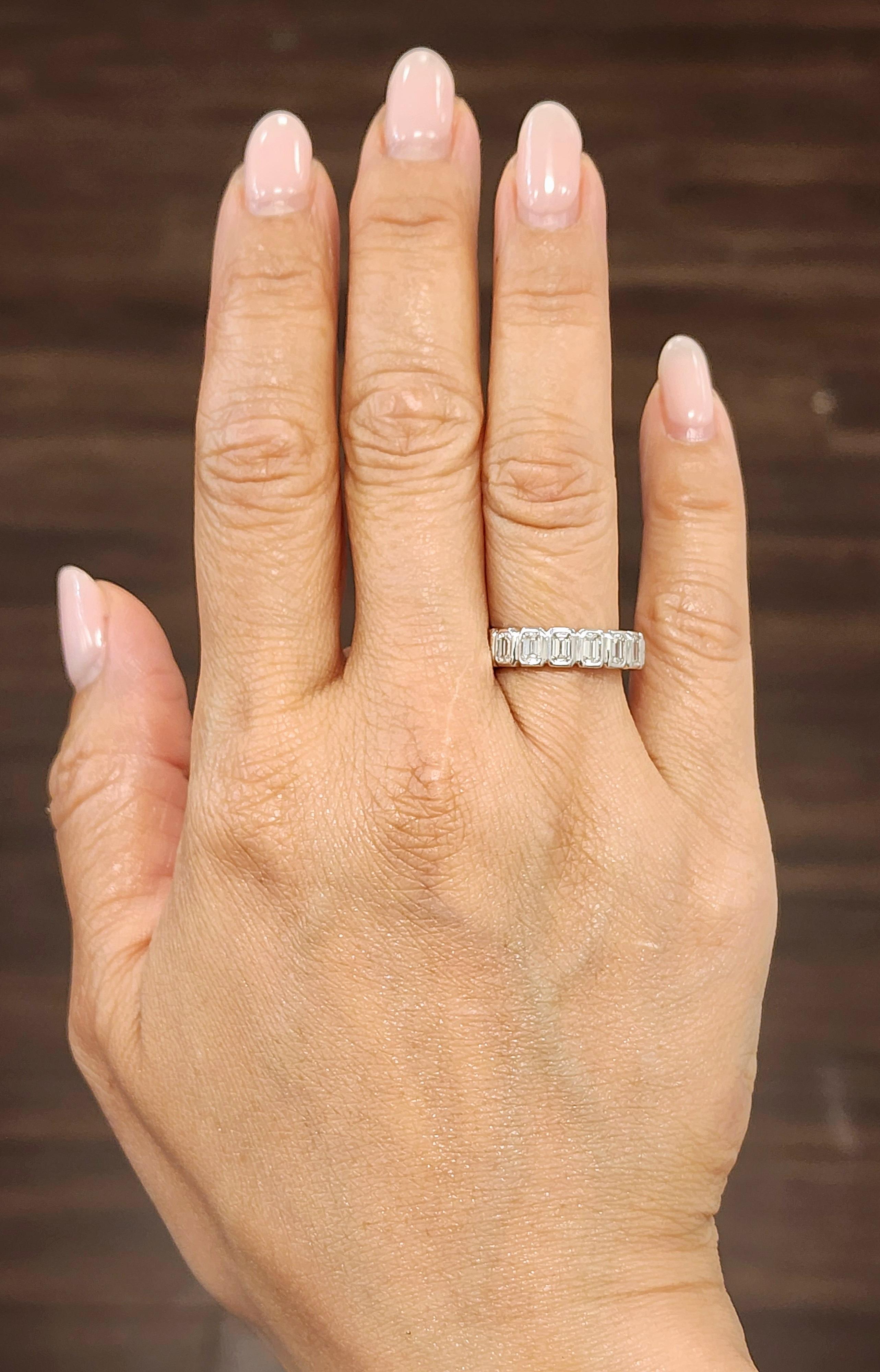 Dieser moderne Ring zeigt eine durchgehende Reihe weißer Diamanten im Smaragdschliff mit einem Gesamtgewicht von 2,51 Karat. Jeder Diamant ist mit G/H für die Farbe und VS1/VS2 für die Klarheit eingestuft und bietet eine brillante Darstellung. Der
