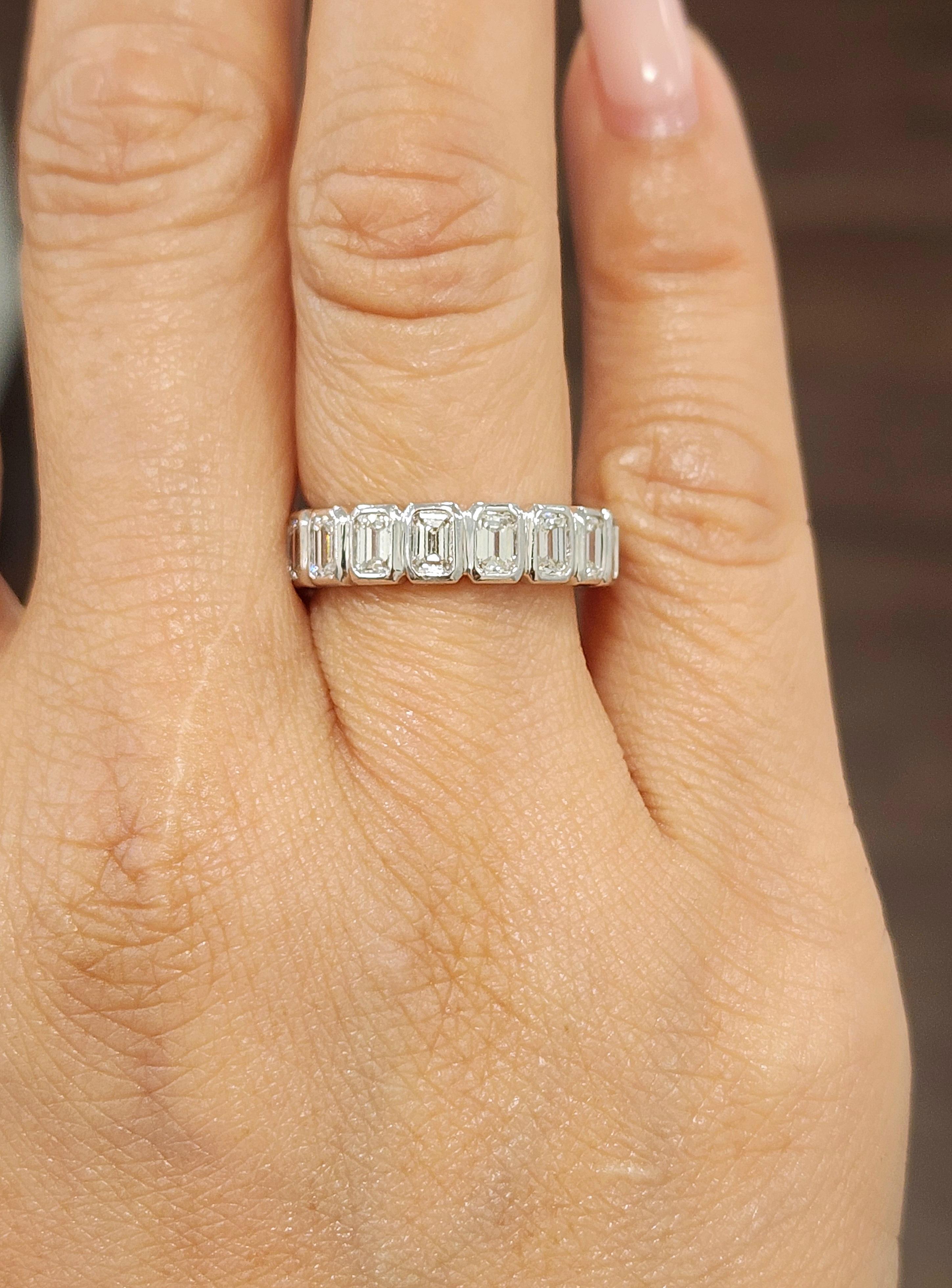 2.51 ct Smaragdschliff Diamant Ewigkeitsring mit Lünette (Moderne) im Angebot
