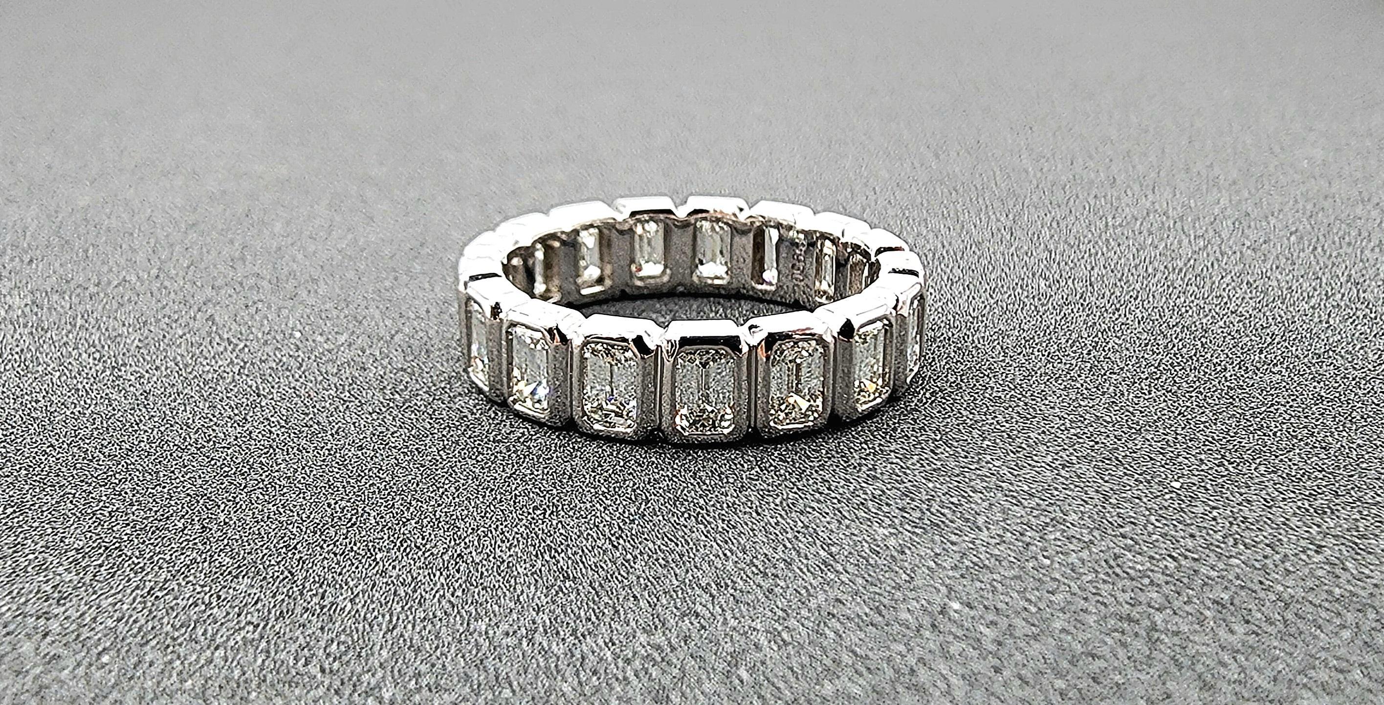 2.51 ct Smaragdschliff Diamant Ewigkeitsring mit Lünette im Zustand „Neu“ im Angebot in Chicago, IL
