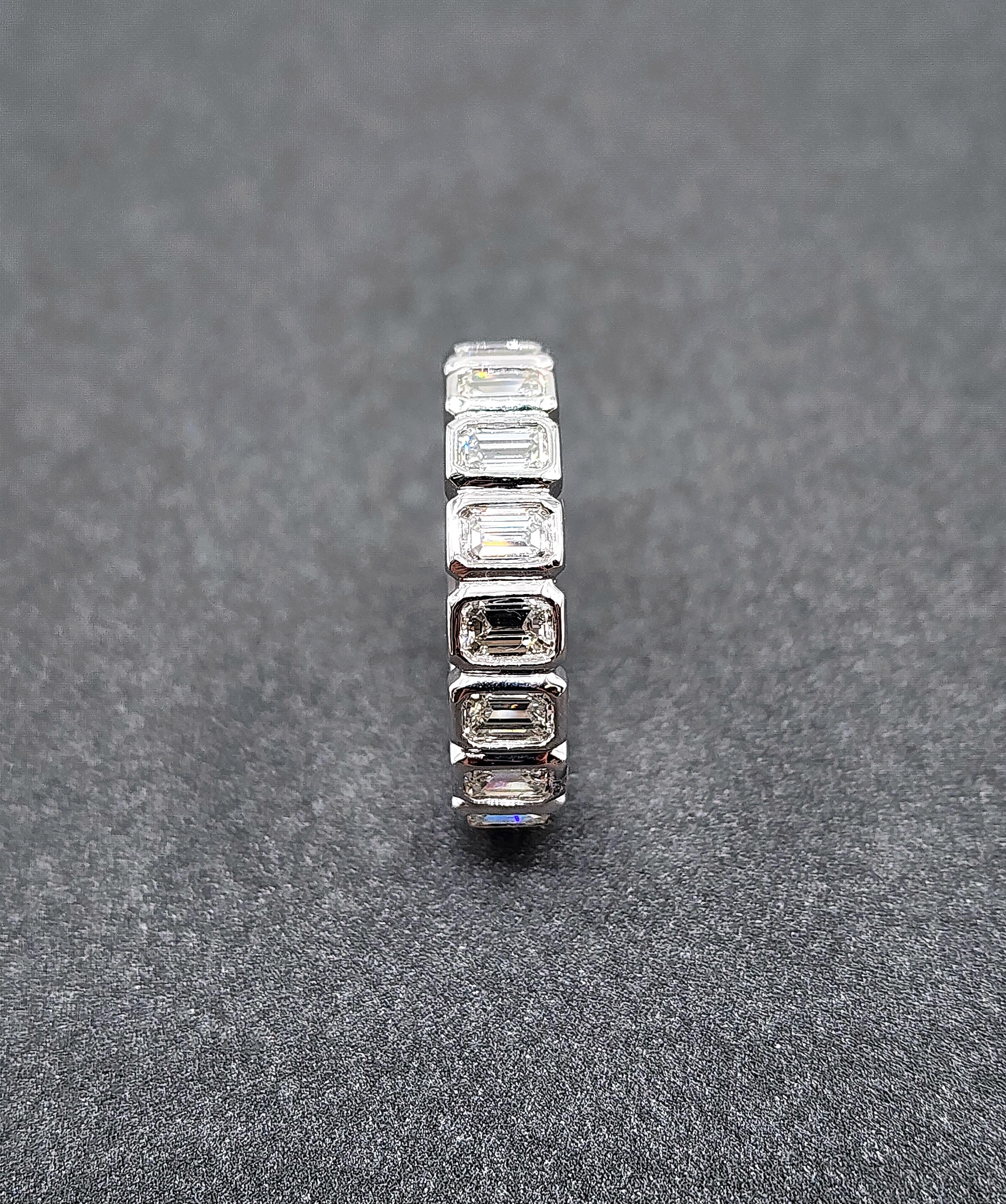 2.51 ct Smaragdschliff Diamant Ewigkeitsring mit Lünette für Damen oder Herren im Angebot