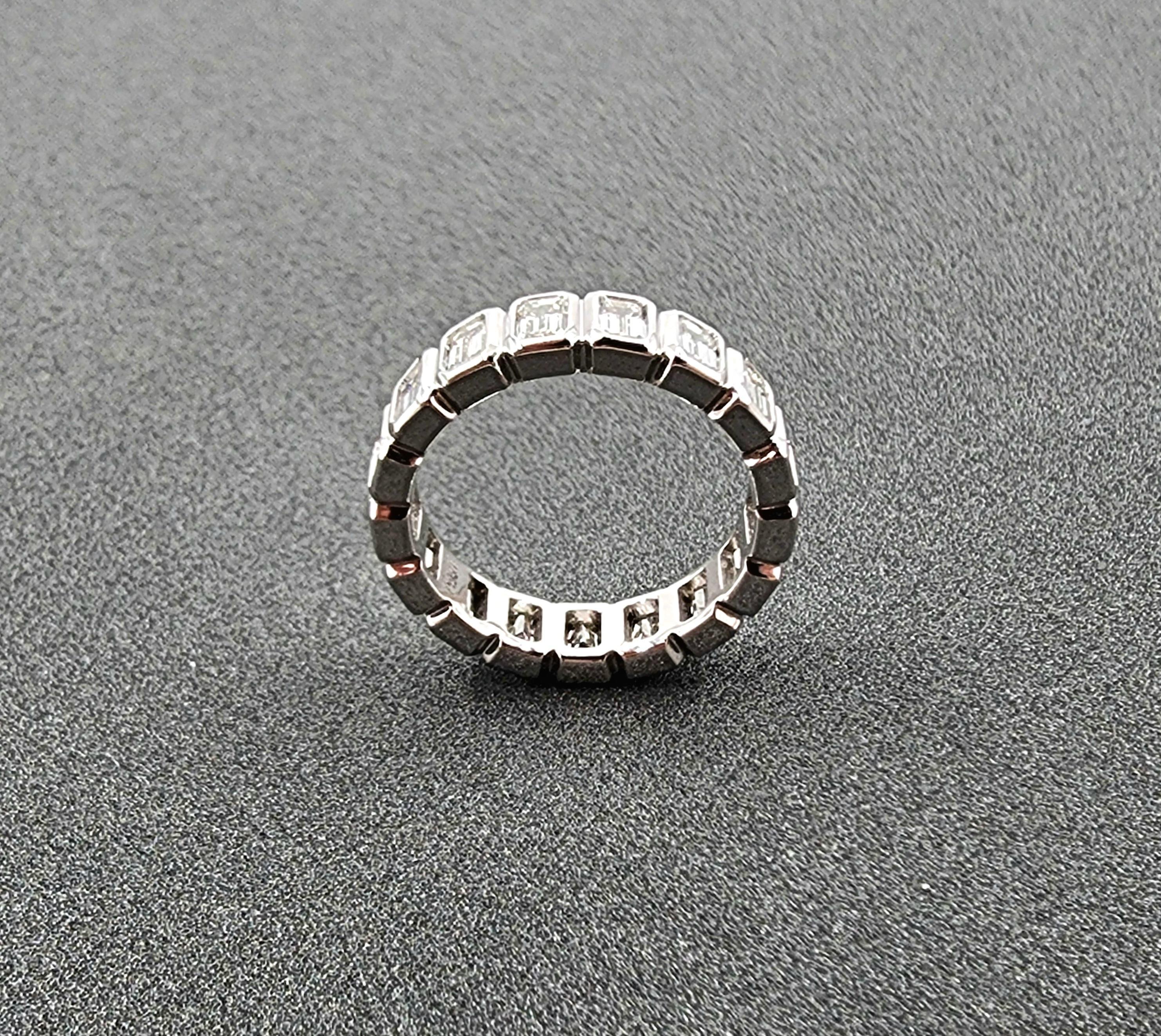 2.51 ct Smaragdschliff Diamant Ewigkeitsring mit Lünette im Angebot 1