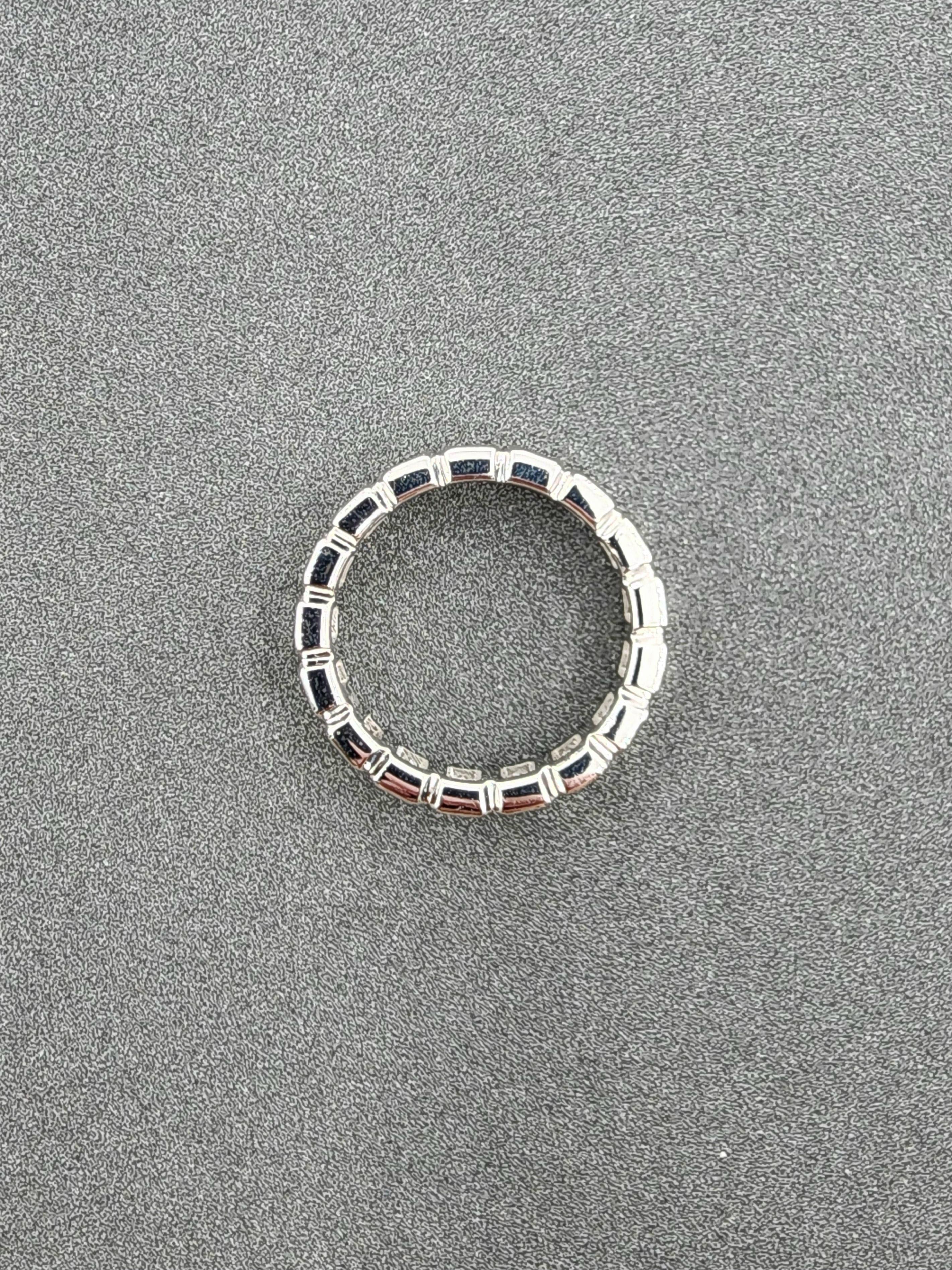 2.51 ct Smaragdschliff Diamant Ewigkeitsring mit Lünette im Angebot 2
