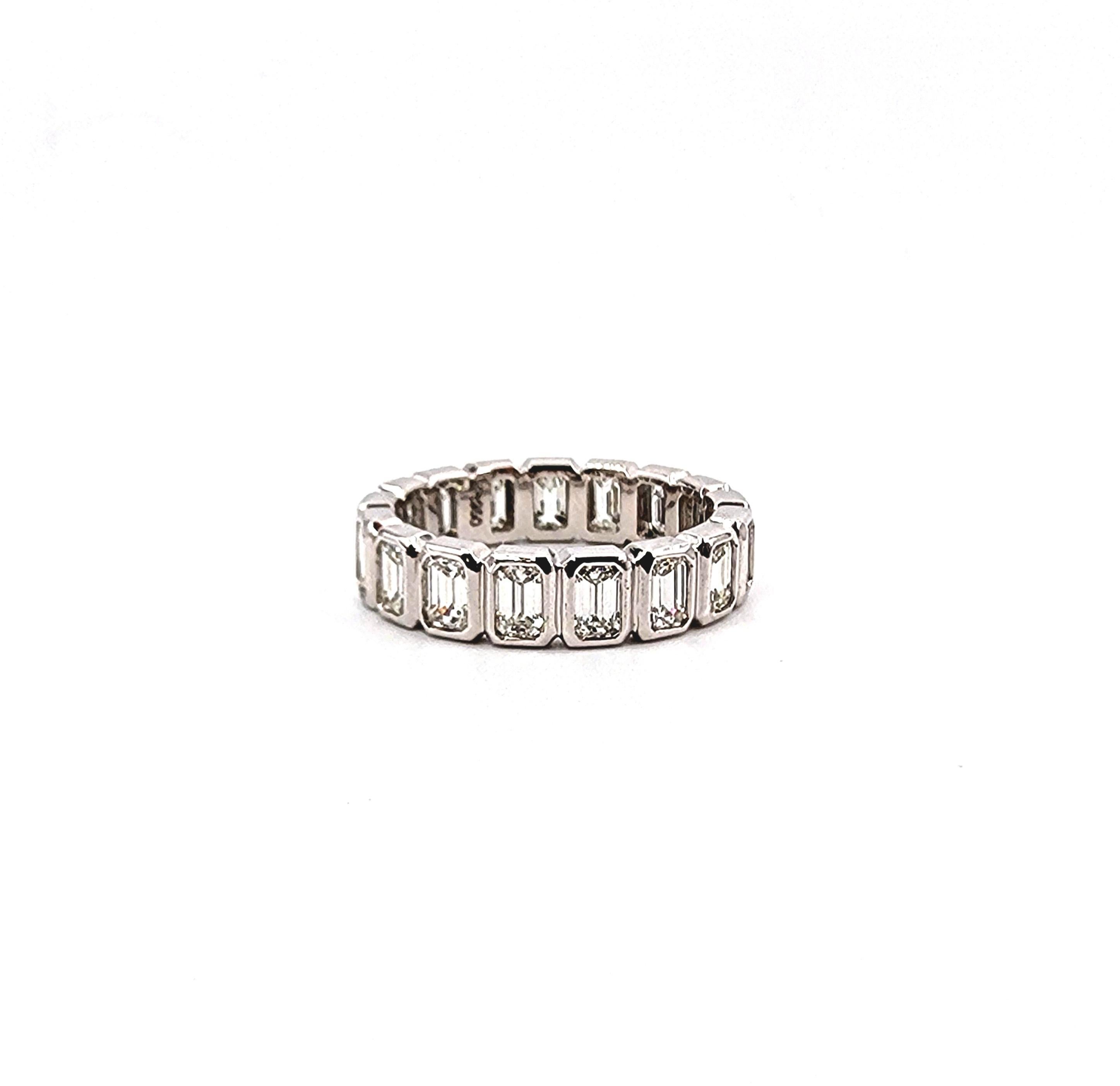 2.51 ct Smaragdschliff Diamant Ewigkeitsring mit Lünette im Angebot 3