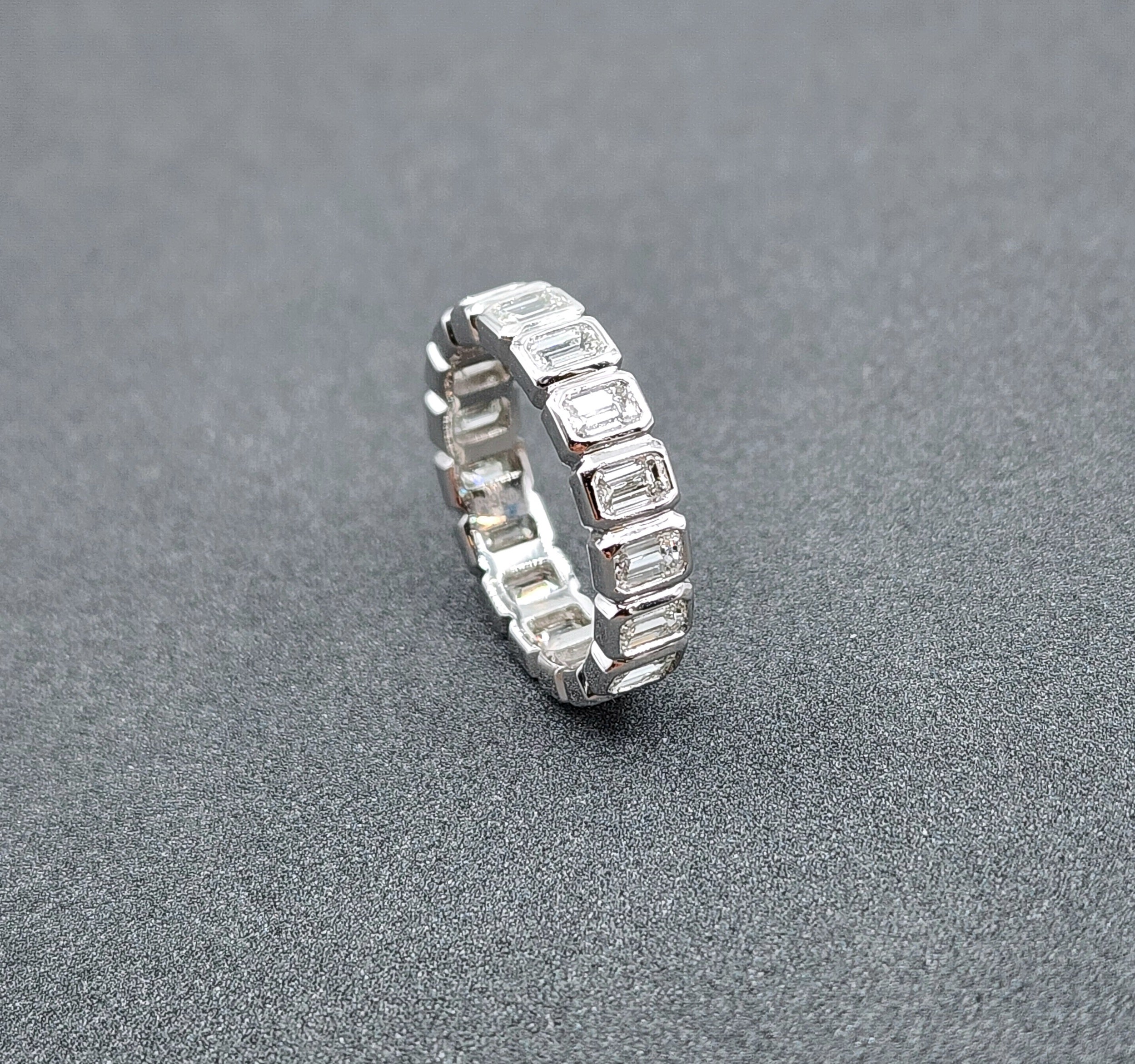 Anillo de eternidad con diamantes engastados en bisel talla esmeralda de 2.51 ct en venta