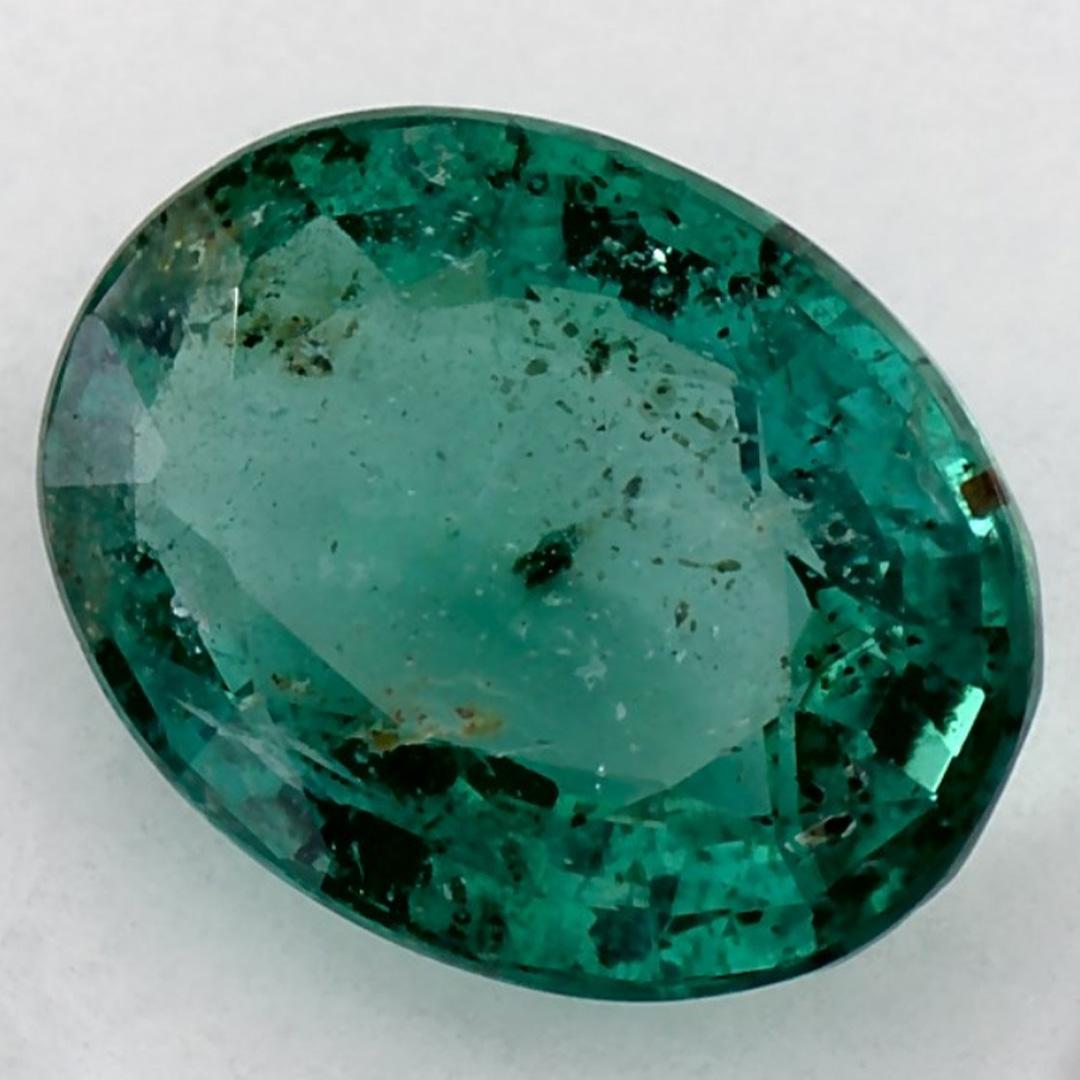Con una vibrante tonalità di colore verde, la pietra natale di maggio è un simbolo della rinnovata crescita primaverile. 

Esplora la vivace collezione di smeraldi, rubini e zaffiri nel nostro negozio, disponibili come gemme sciolte e abbinabili