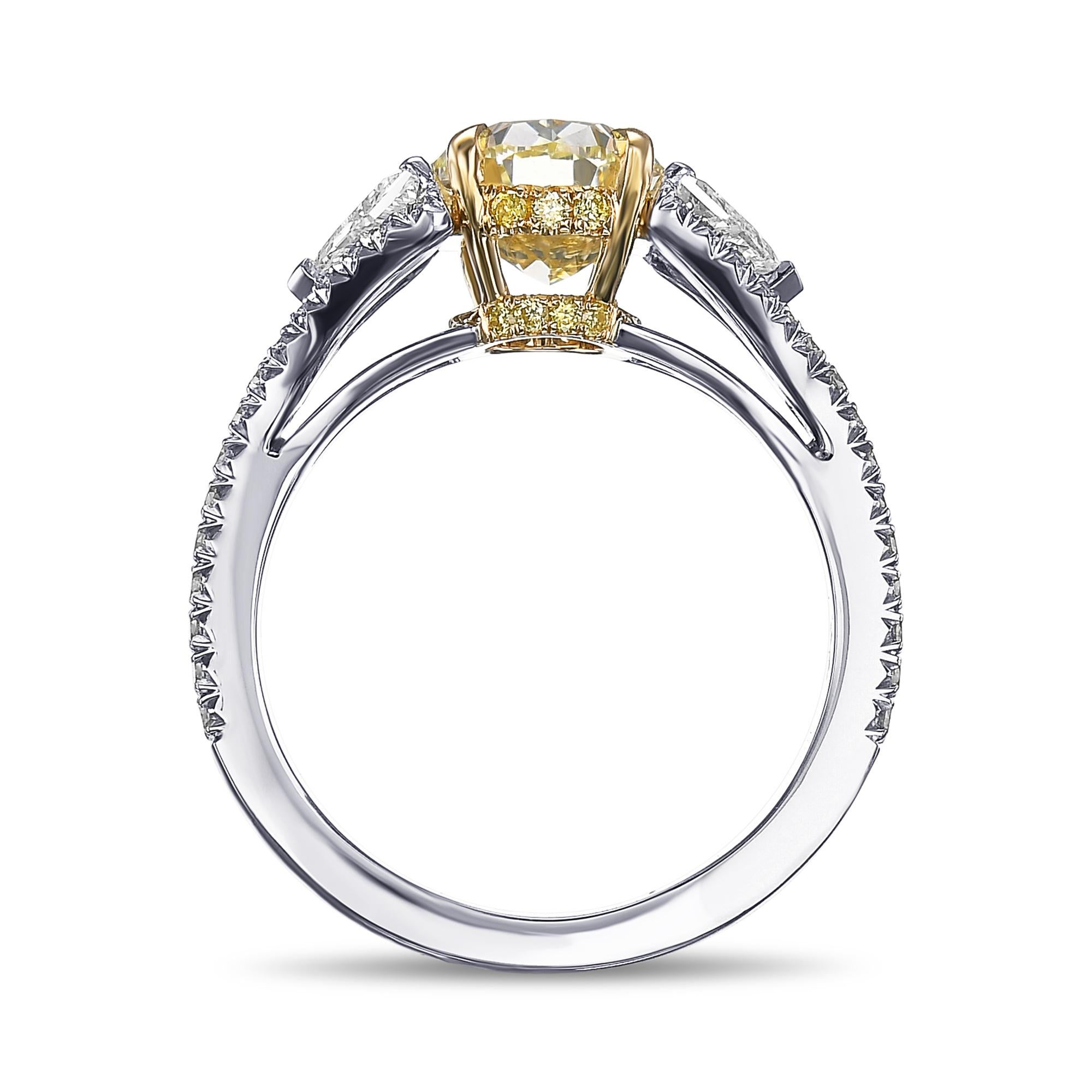 Uno splendido anello giallo chiaro W-X con diamante ovale e 3 pietre, con un diamante centrale del peso di 2,51 carati e certificato da GIA. Il diamante è affiancato da 2 diamanti a scudo di colore E e presenta pietre laterali con brillanti di