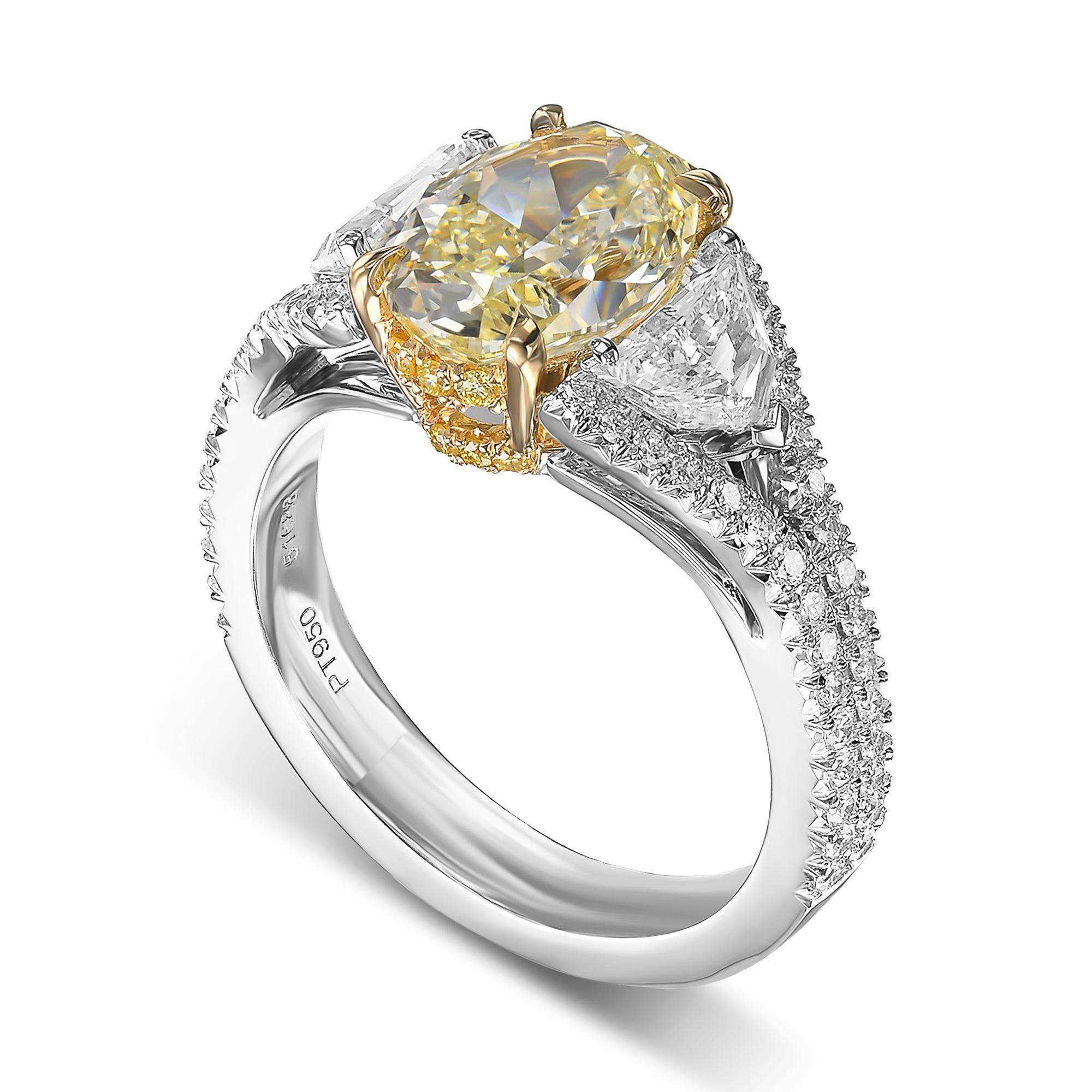 Moderno Anello di diamanti ovali a tre pietre da 2,51 carati certificati di colore giallo chiaro in vendita