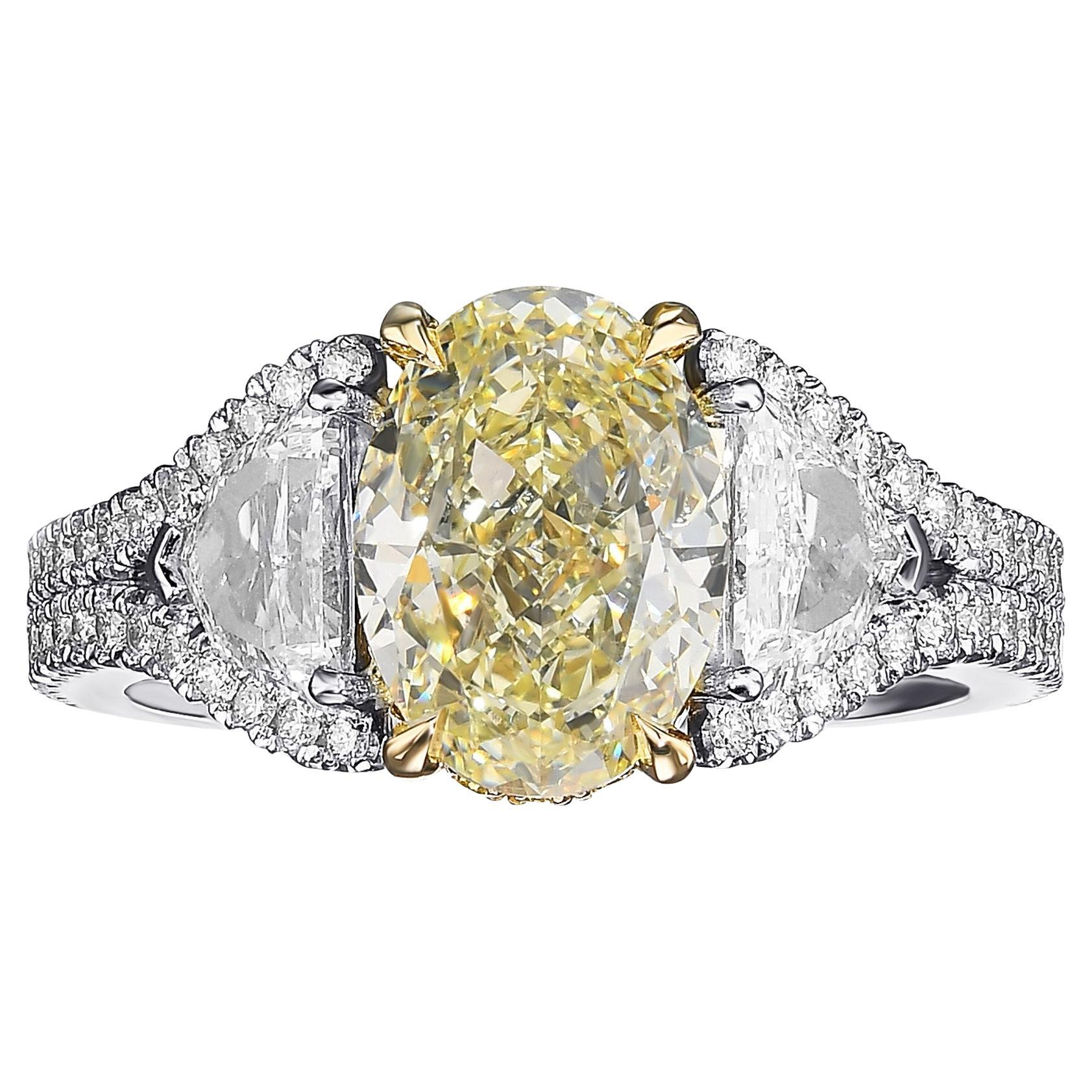 2.51 cts Certified Light Yellow Oval Three-stone Diamond Ring (bague à trois pierres)