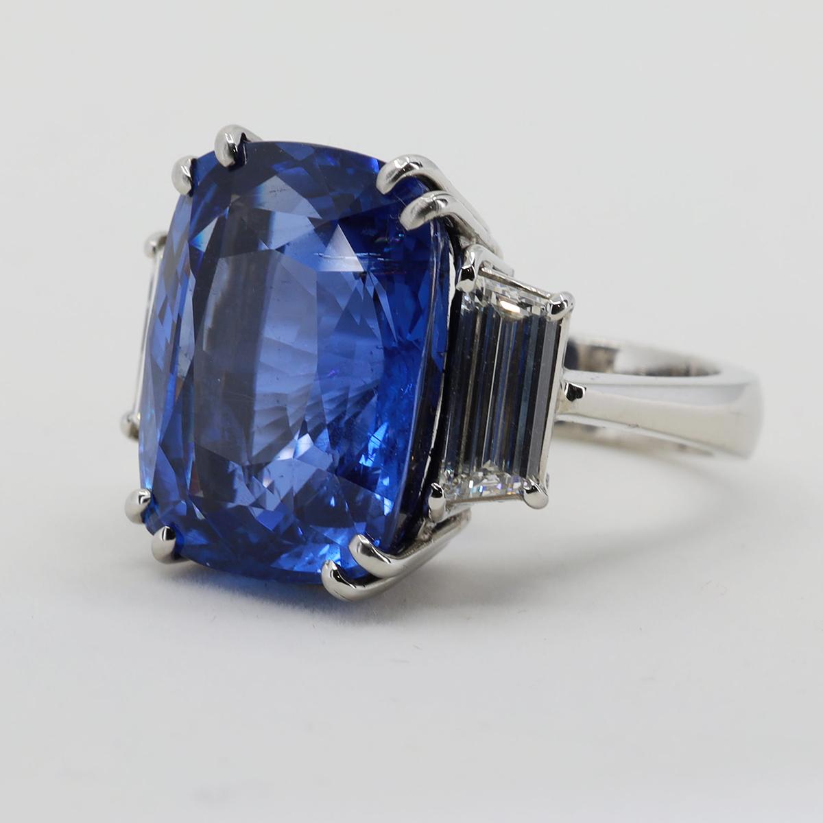 Atemberaubender, von Hand gefertigter Platinring mit 25,13 Karat ungehärtetem Burma-Saphir und zwei trapezförmigen Diamanten der Farbe E, VVS und Reinheit von 2,01 Karat. Der Saphir ist von vier gemmologischen Labors zertifiziert: Gubelin, GRS, NGI