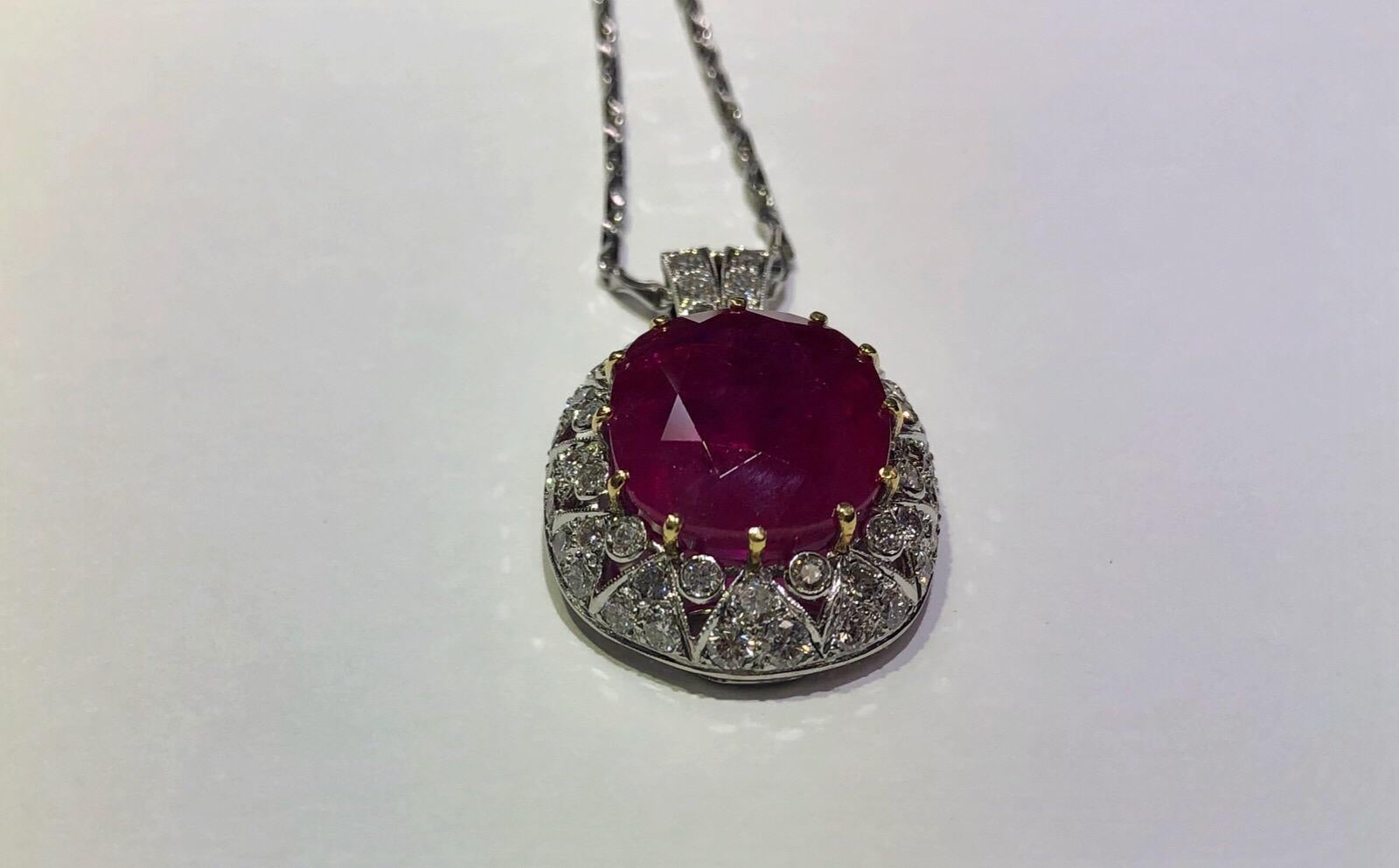25.16 Carat Burmese Ruby Set on Platinum Necklace, AGL Gemstone Report (Ovalschliff)