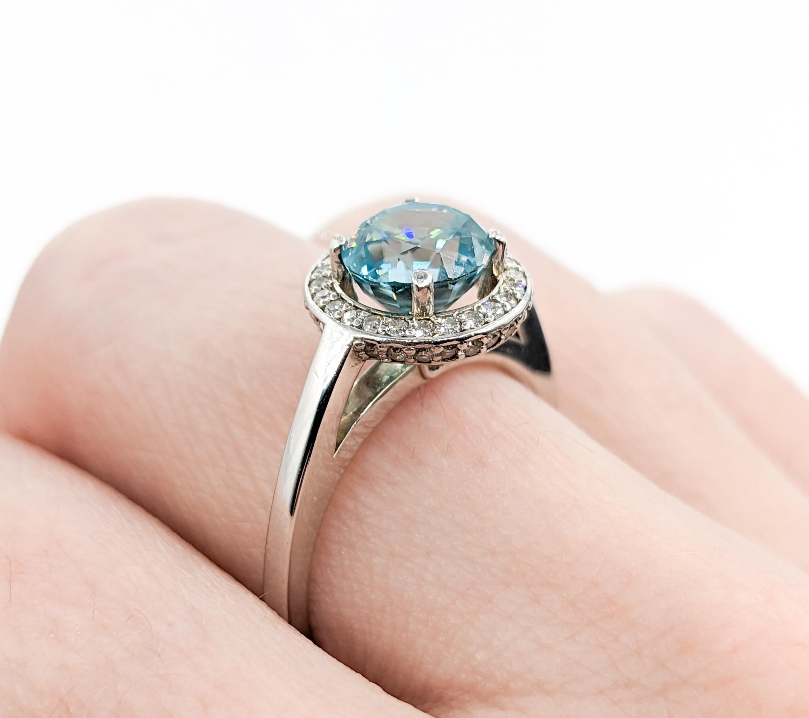 Bague halo de zircon bleu 2,51 carats et diamants en or blanc en vente 5
