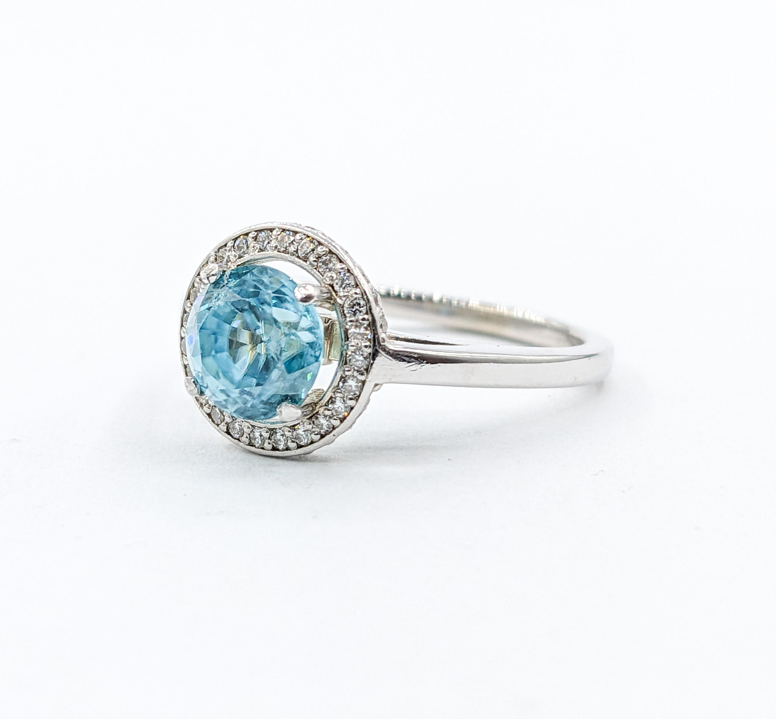 Bague halo de zircon bleu 2,51 carats et diamants en or blanc en vente 1