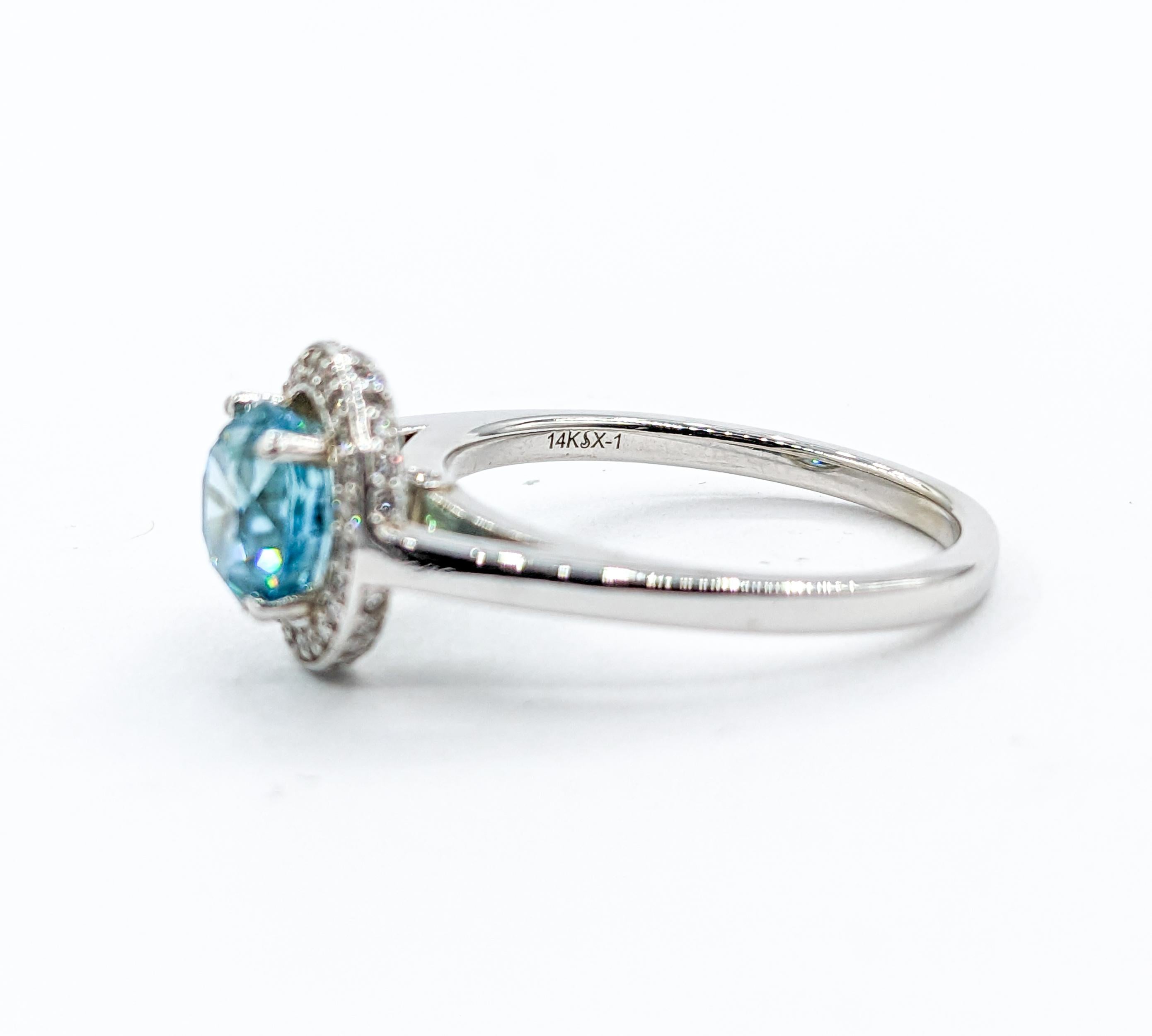 Bague halo de zircon bleu 2,51 carats et diamants en or blanc en vente 2