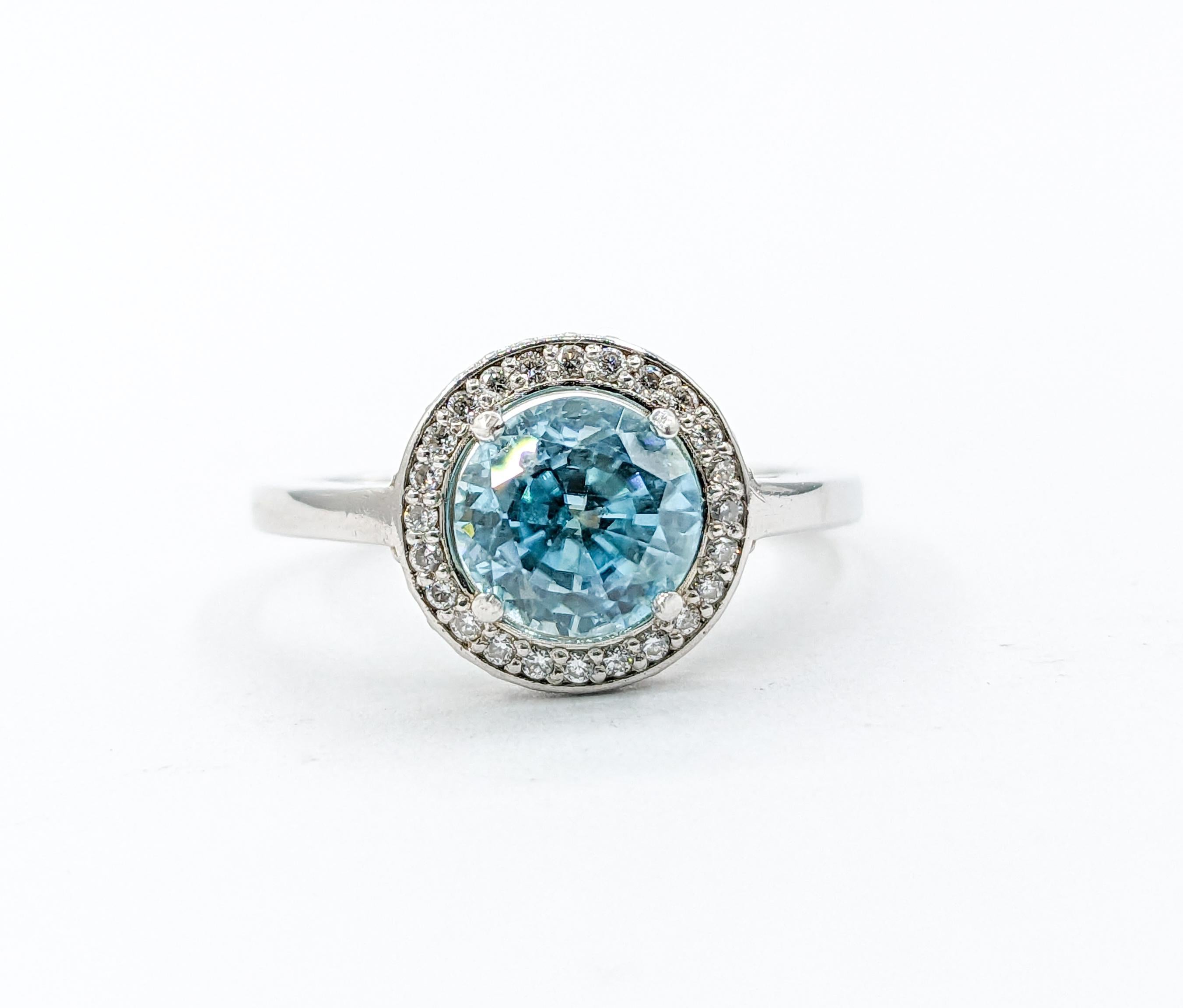 Bague halo de zircon bleu 2,51 carats et diamants en or blanc en vente 3