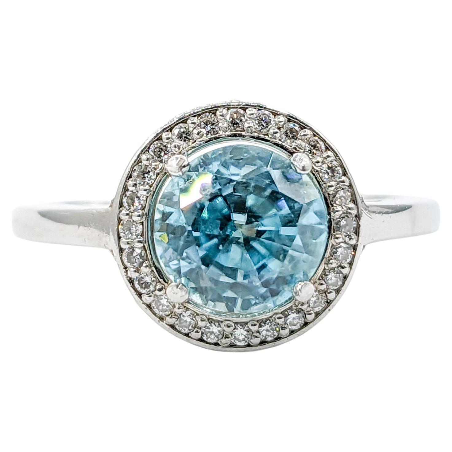 Bague halo de zircon bleu 2,51 carats et diamants en or blanc en vente