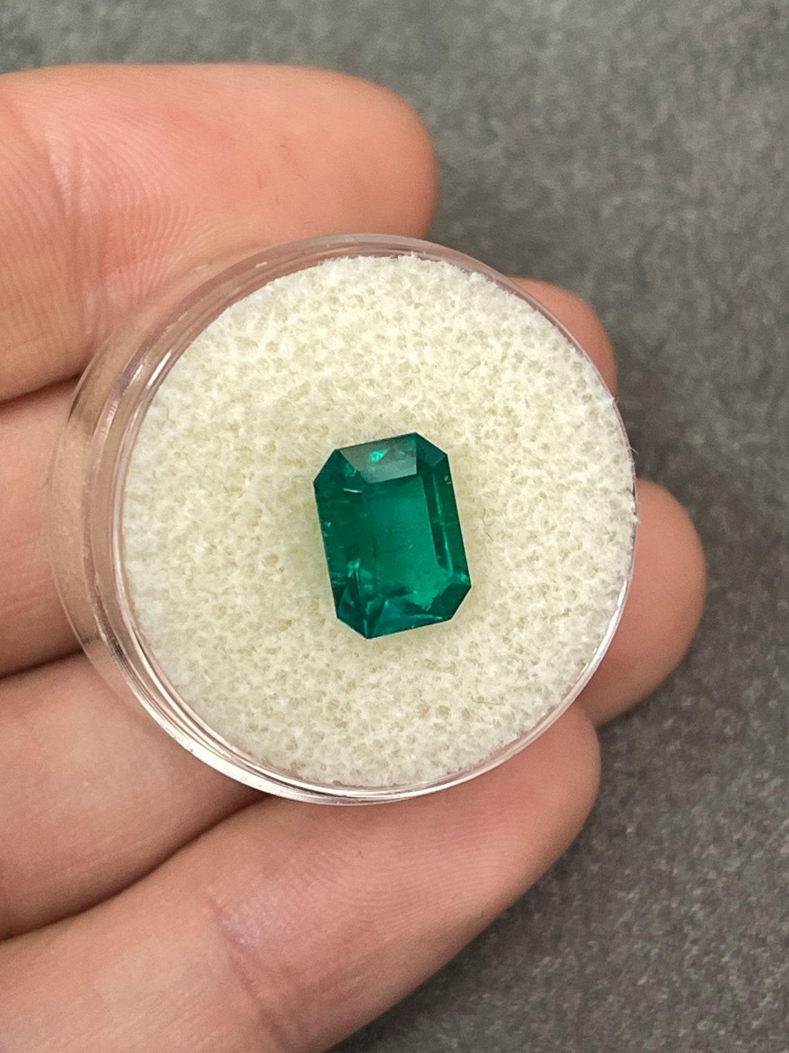 Moderne 2.51ct Certified Vivid Dark Muzo Green Emerald Cut Colombian Gem May Birthstone (pierre de naissance de mai) en vente