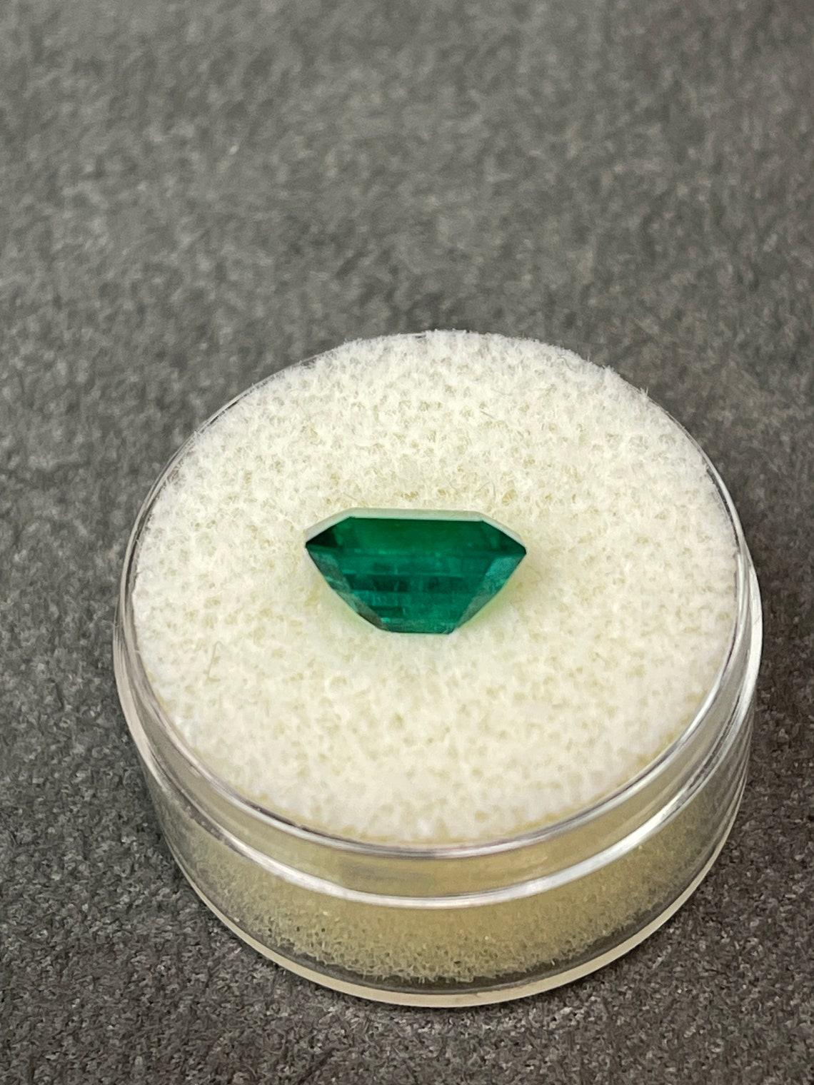 2.51ct Certified Vivid Dark Muzo Green Emerald Cut Colombian Gem May Birthstone (pierre de naissance de mai) Neuf - En vente à Jupiter, FL