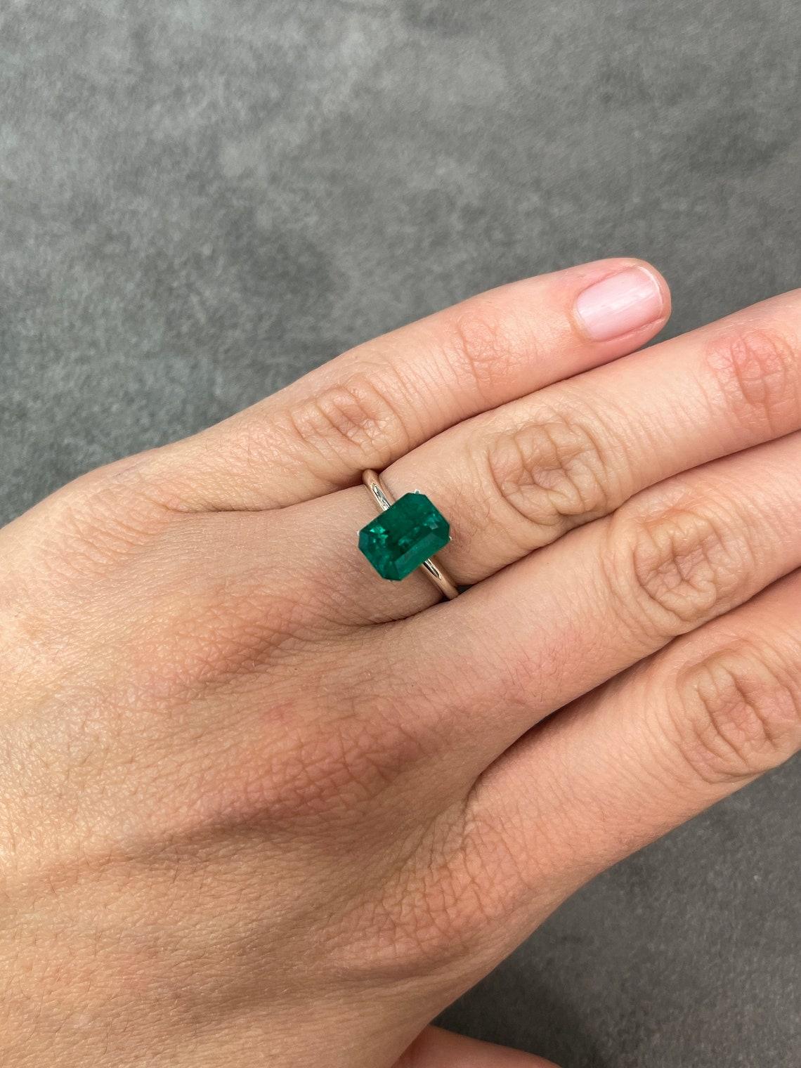 2.51ct Certified Vivid Dark Muzo Green Emerald Cut Colombian Gem May Birthstone (pierre de naissance de mai) Unisexe en vente