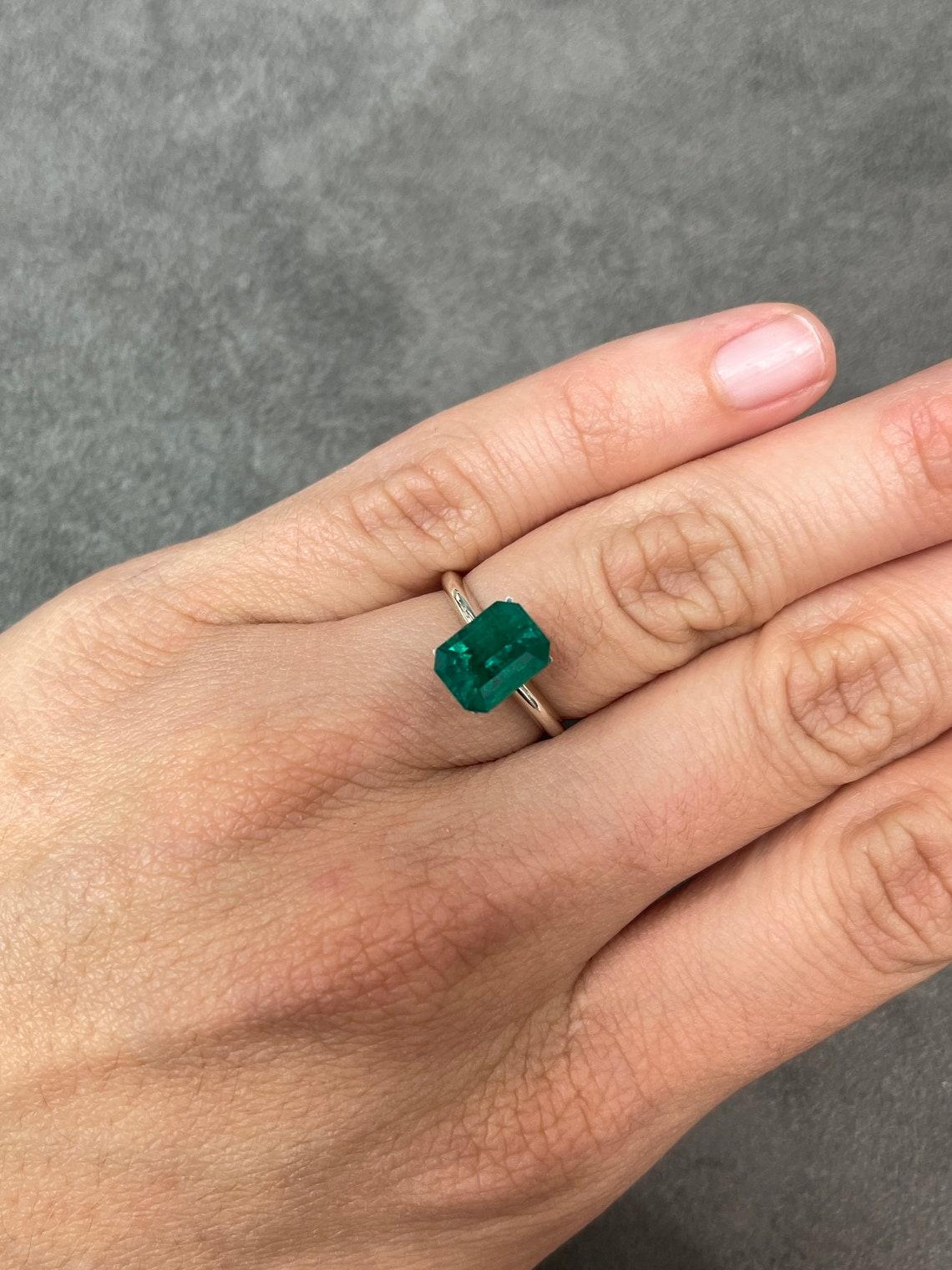2.51ct Certified Vivid Dark Muzo Green Emerald Cut Colombian Gem May Birthstone (pierre de naissance de mai) en vente 1