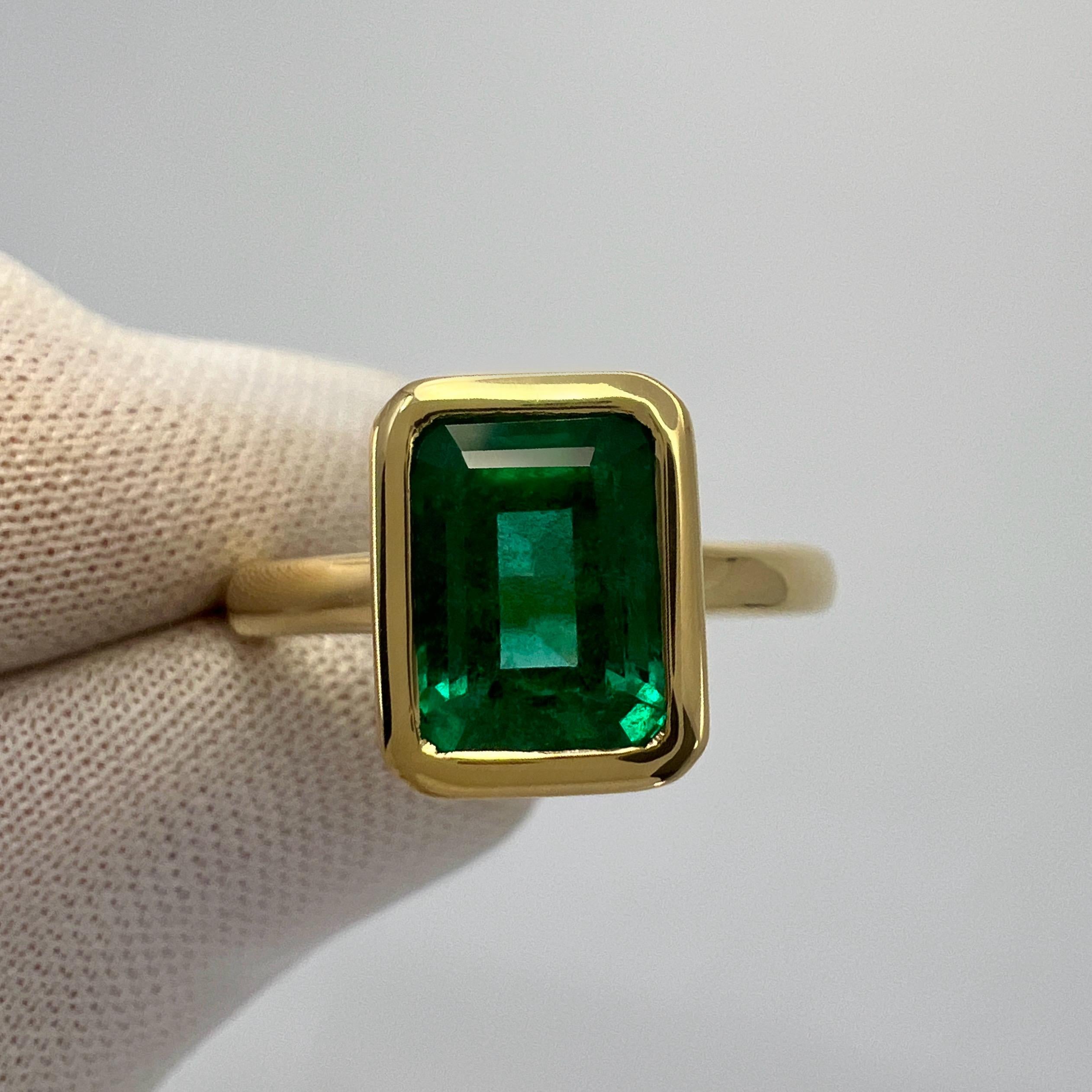 2.51ct Deep Green Emerald Octagon 18k Yellow Gold Rubover Bezel Solitaire Ring In New Condition For Sale In Birmingham, GB