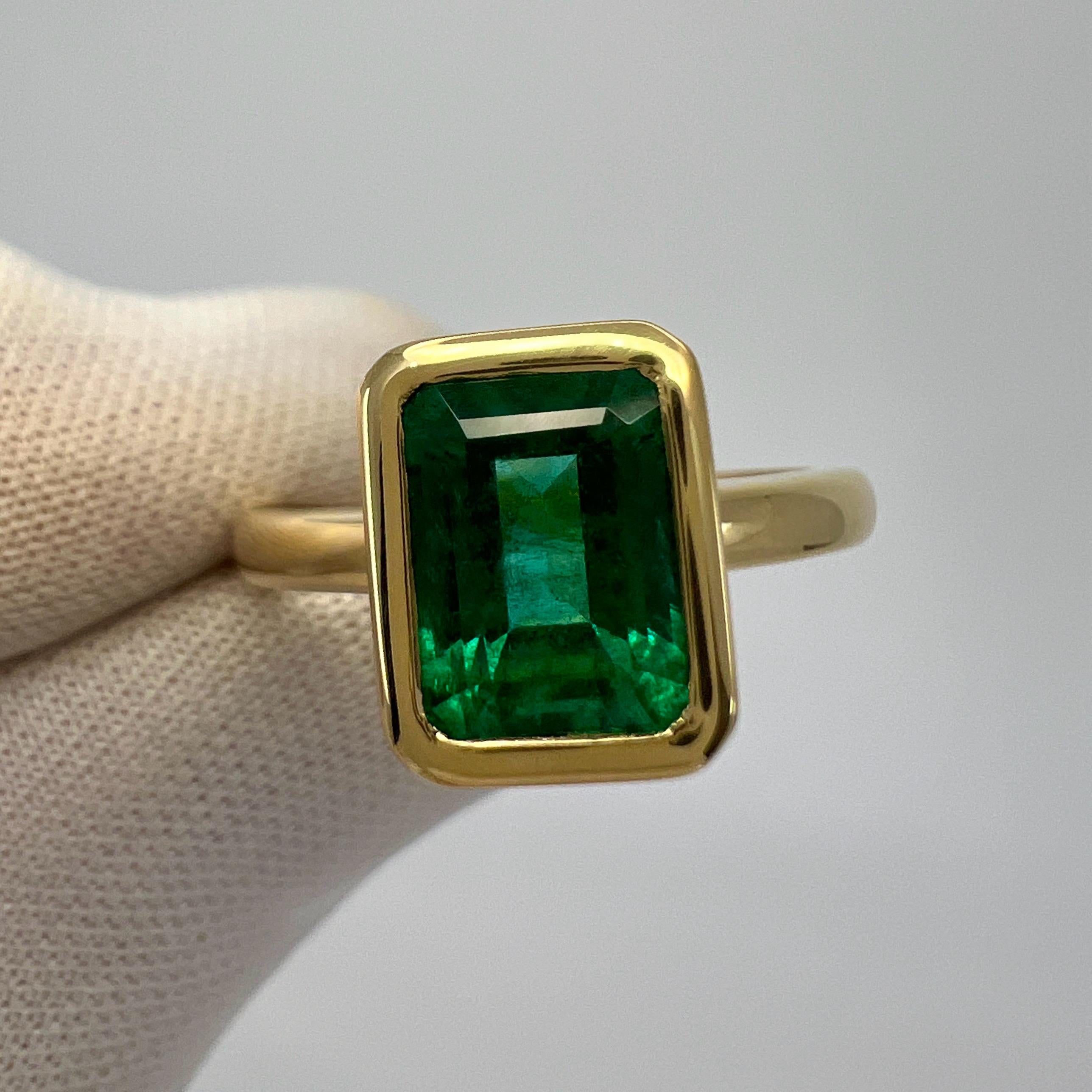 2.51ct Deep Green Emerald Octagon 18k Yellow Gold Rubover Bezel Solitaire Ring For Sale 2