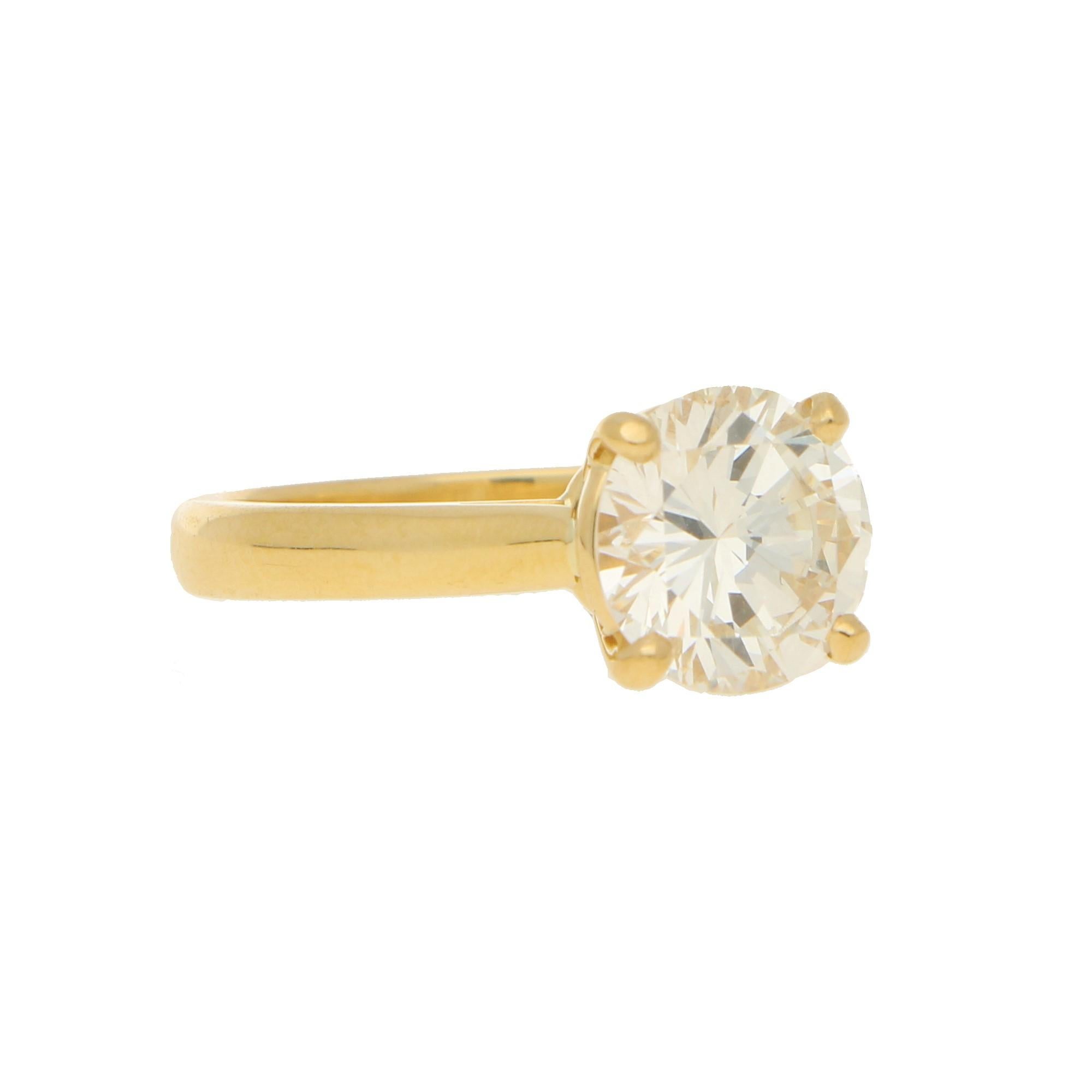 Round Cut Certified Diamond Solitaire Engagement Ring Set in 18k Yellow Gold
