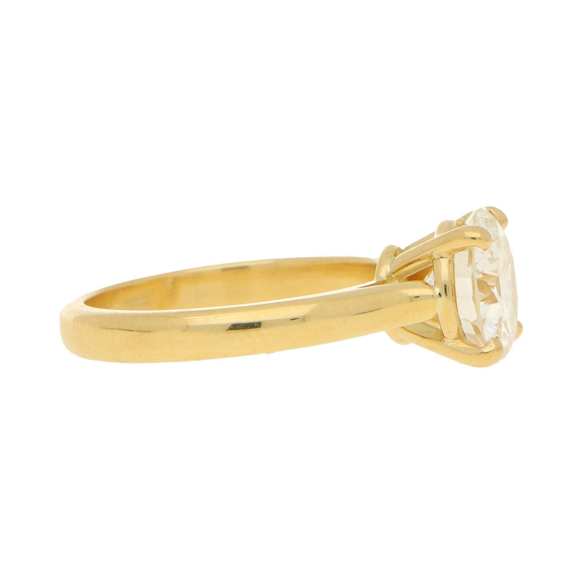 Certified Diamond Solitaire Engagement Ring Set in 18k Yellow Gold In Good Condition In London, GB