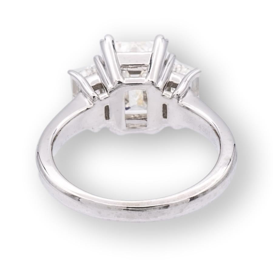 2.51ct. Emerald Cut Three Stone Diamond Engagement Ring I VS1 in Platinum In Excellent Condition In New York, NY