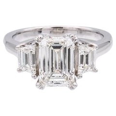 2.51ct. Verlobungsring mit drei Diamanten im Smaragdschliff I VS1 aus Platin