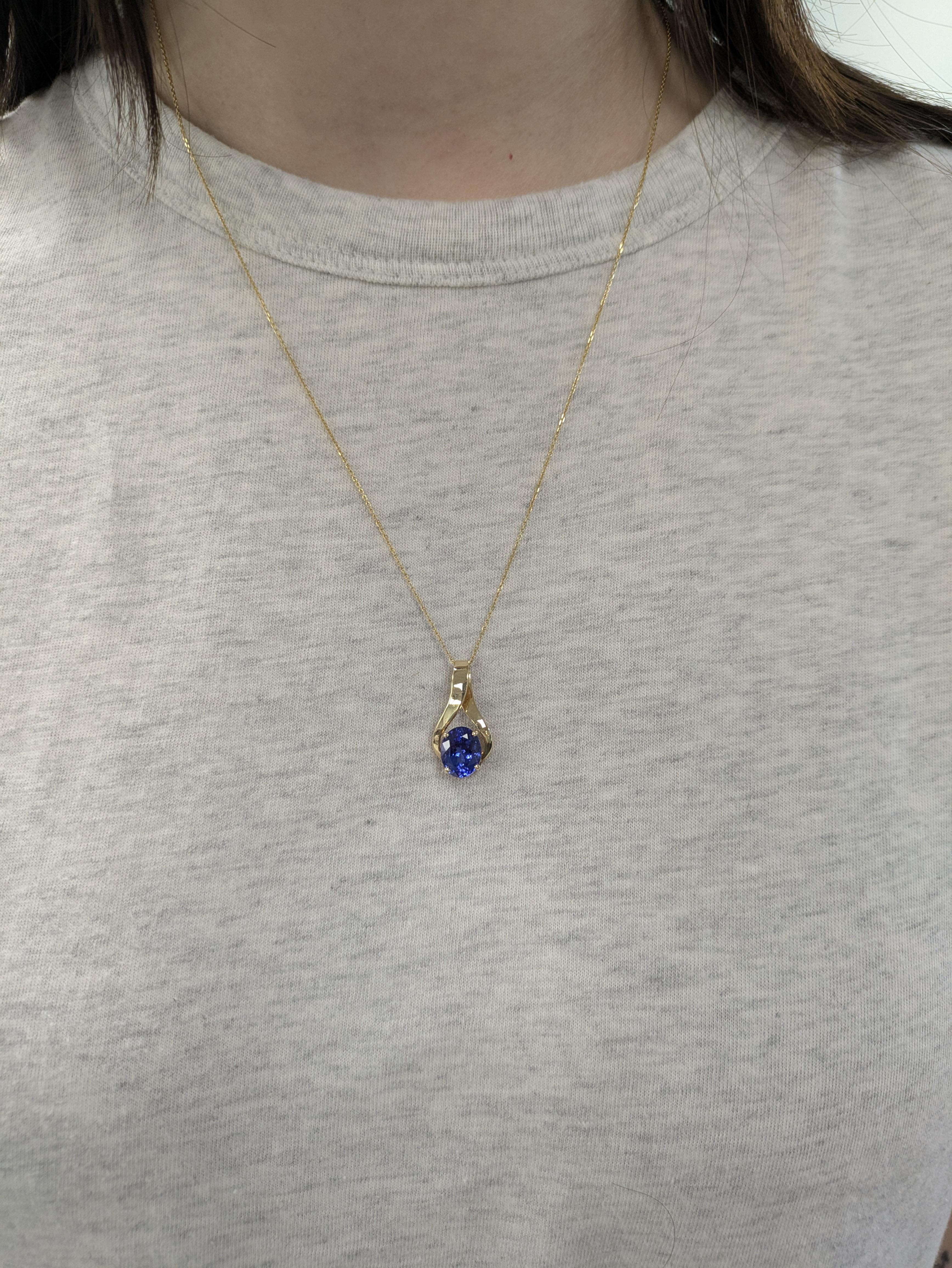 Questo elegante ciondolo solitario è caratterizzato da una tanzanite di forma ovale di 2,51 carati, che misura 10x8 mm e viene trattata termicamente per esaltarne la ricca tonalità blu-viola. Incastonato in una classica montatura in oro 14k (1,76