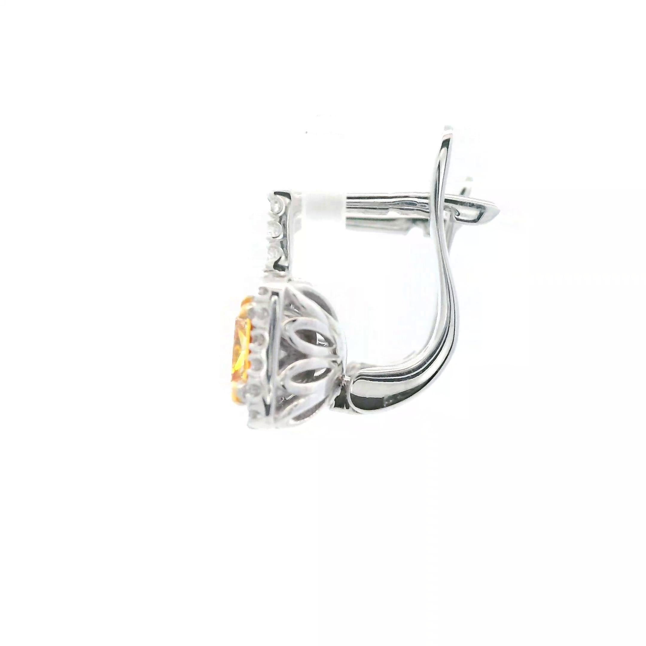 Splendidi orecchini pendenti con diamante giallo naturale e aureola di diamante, certificati EGL.
2,51 carati di peso totale di diamanti.
2 diamanti quadrati taglio radiante, 2,05 carati. Colore giallo Fancy certificato EGL e purezza VVS2.