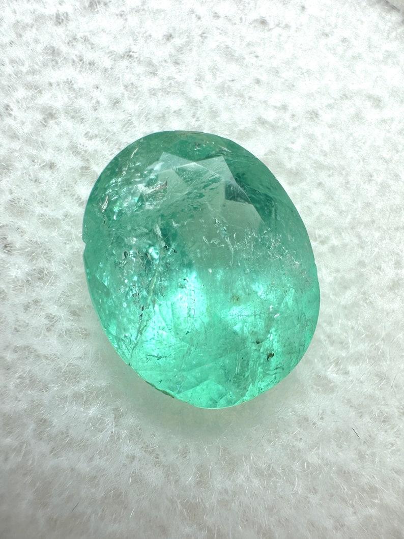Piedra: Esmeralda
Peso: 2,52 quilates
Forma: Corte Oval
Claridad: Semitransparente
Lustre: Bueno
Color: Verde azulado claro
Medidas: 9,96 mm x 8,29 mm x 5,72 mm
Origen geográfico: Colombia
Tratamiento: Natural, Engrasado

Observaciones: Debido a sus