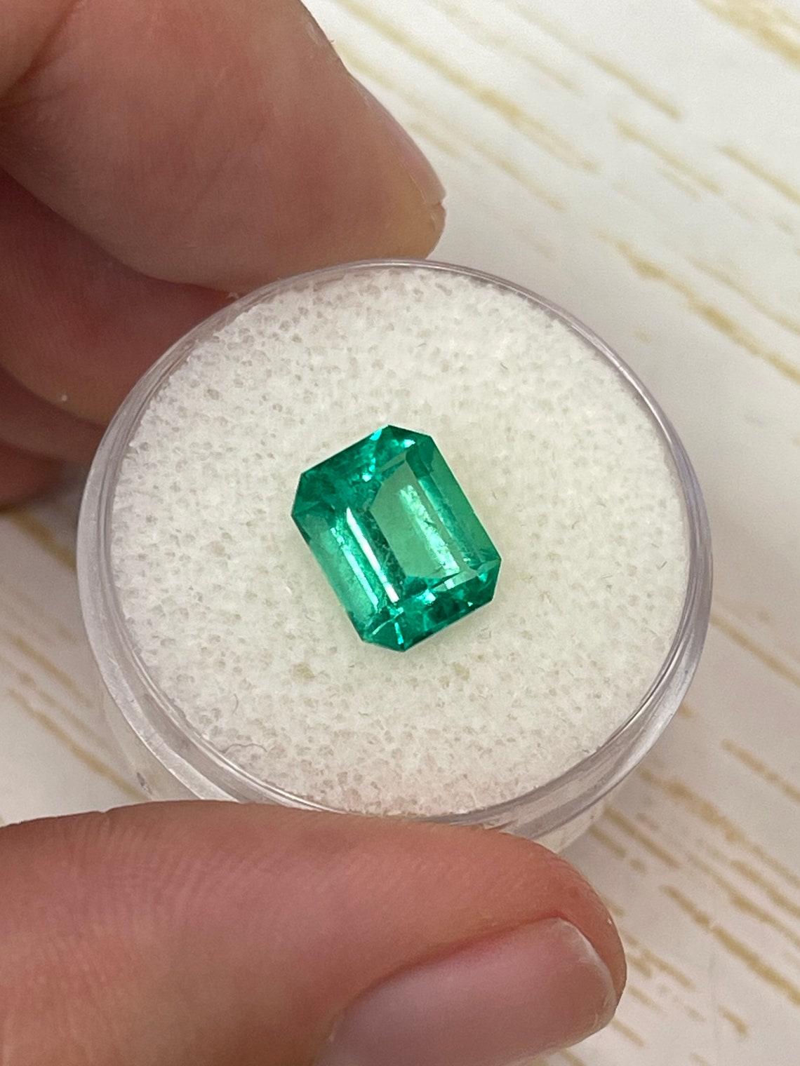 Moderno 2,52 Carati 9,4x7,6 Smeraldo classico colombiano luminoso - Taglio smeraldo maggio in vendita