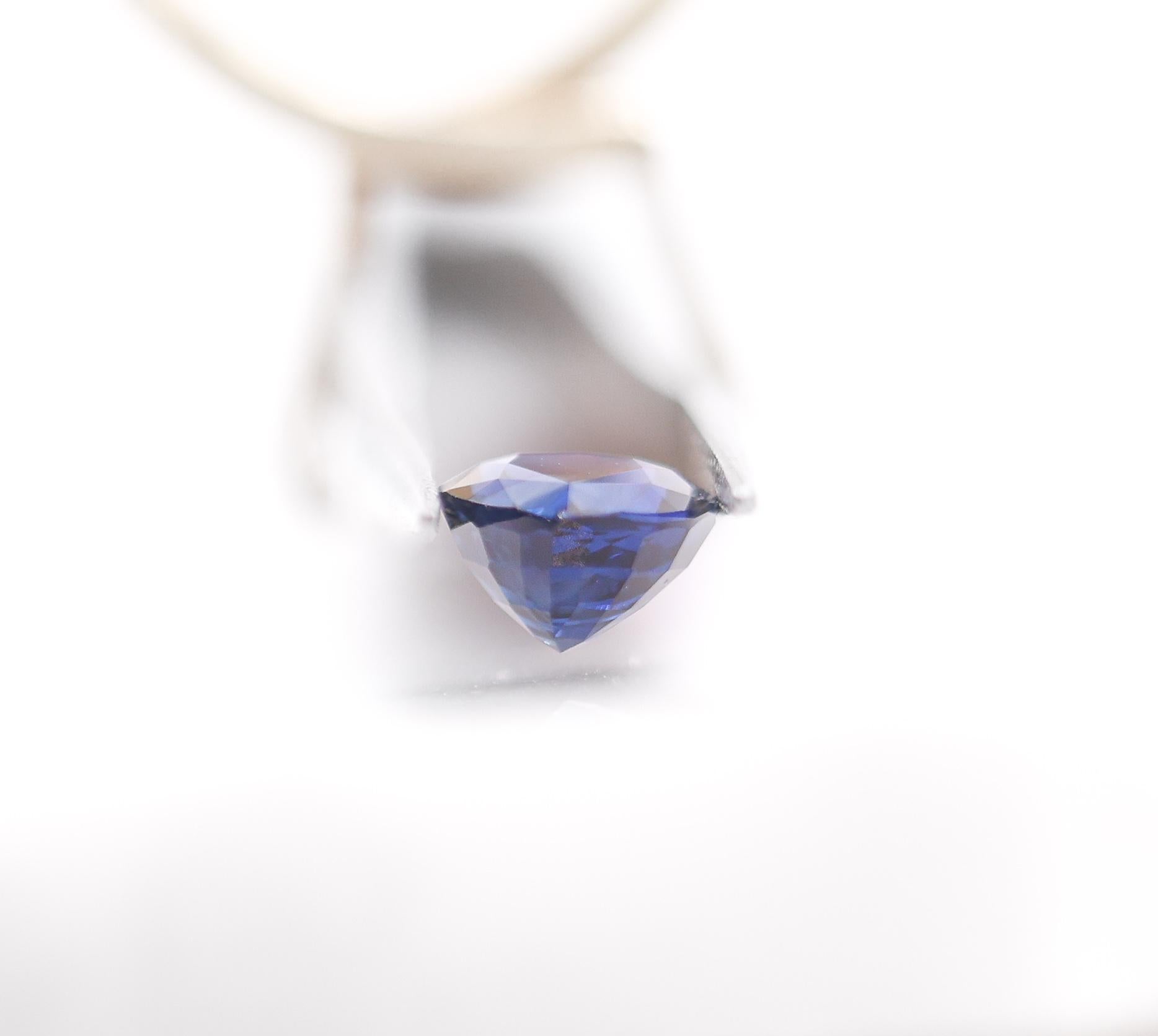 NNJ Designs présente un saphir bleu en forme de poire de 2,52 carats ! Cette pierre précieuse saphir bleu s'adaptera parfaitement à la monture de votre choix et peut être un très beau cadeau de naissance pour vos proches ! Cette pierre précieuse