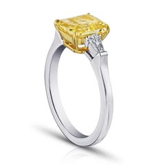 Anillo de zafiro amarillo y diamantes talla esmeralda de 2,52 quilates