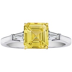 Bague en saphir jaune taille émeraude de 2,52 carats et diamants