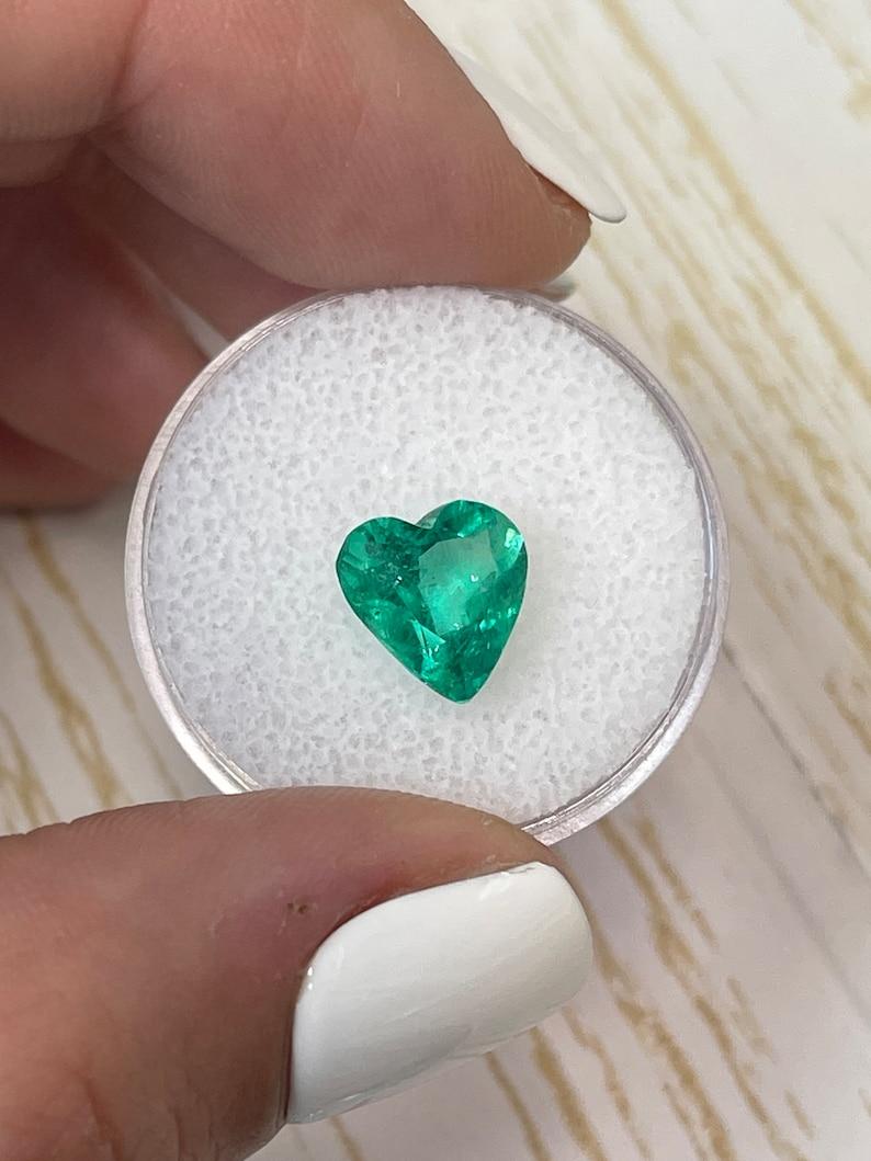 2.52 Karat kolumbianischer Smaragd im Herzschliff  Bläulich grüner, loser, natürlicher Edelstein (Moderne) im Angebot