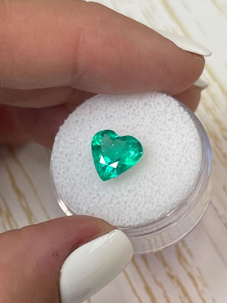 2.52 Karat kolumbianischer Smaragd im Herzschliff  Bläulich grüner, loser, natürlicher Edelstein im Zustand „Neu“ im Angebot in Jupiter, FL