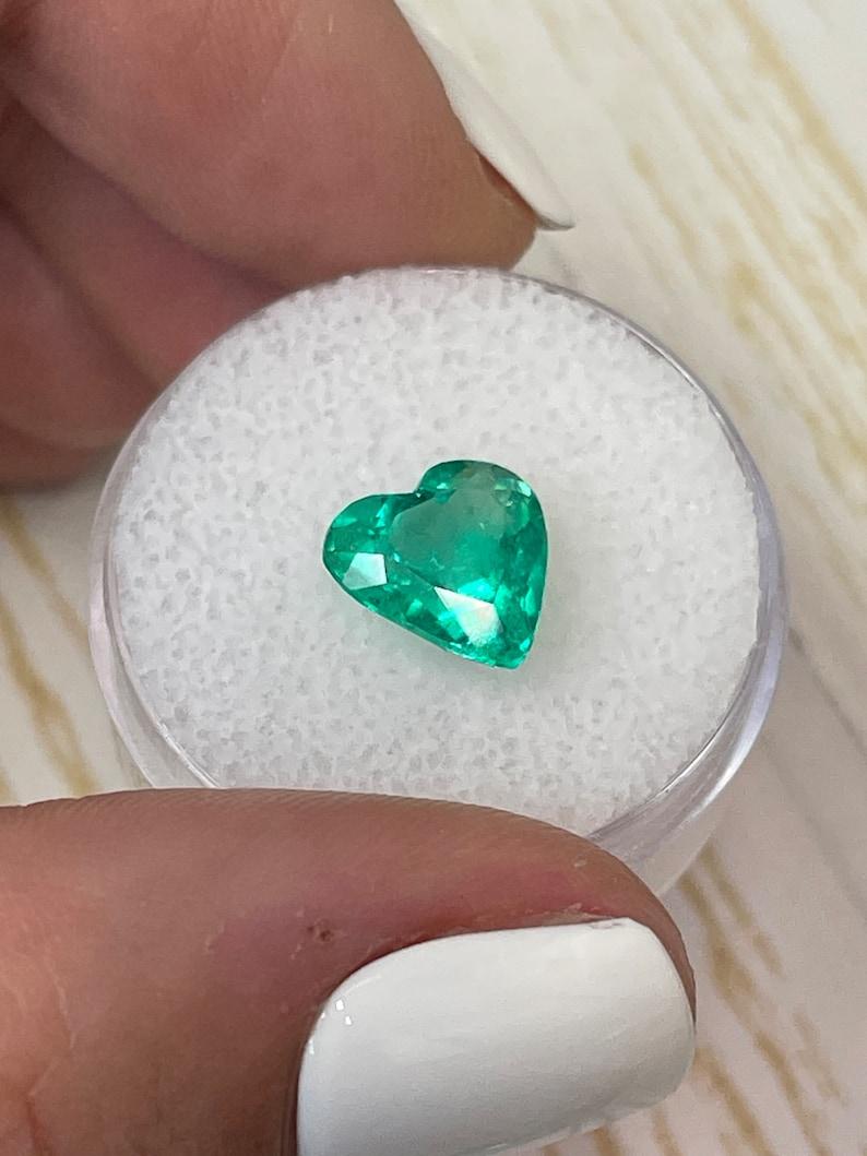 2.52 Karat kolumbianischer Smaragd im Herzschliff  Bläulich grüner, loser, natürlicher Edelstein Damen im Angebot
