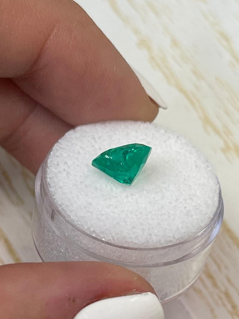 2.52 Karat kolumbianischer Smaragd im Herzschliff  Bläulich grüner, loser, natürlicher Edelstein im Angebot 1