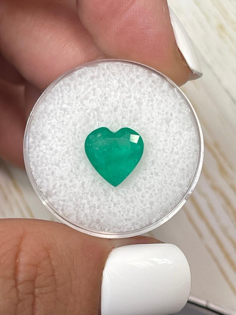 Piedra: Esmeralda
Peso: 2,52 quilates
Forma: Corte corazón
Claridad: Semitransparente
Lustre: Bueno
Color: Verde medio
Medidas: 9,61 mm x 9,46 mm x 4,91 mm
Origen geográfico: Colombia
Tratamiento: Natural, Engrasado

Observaciones: Debido a sus