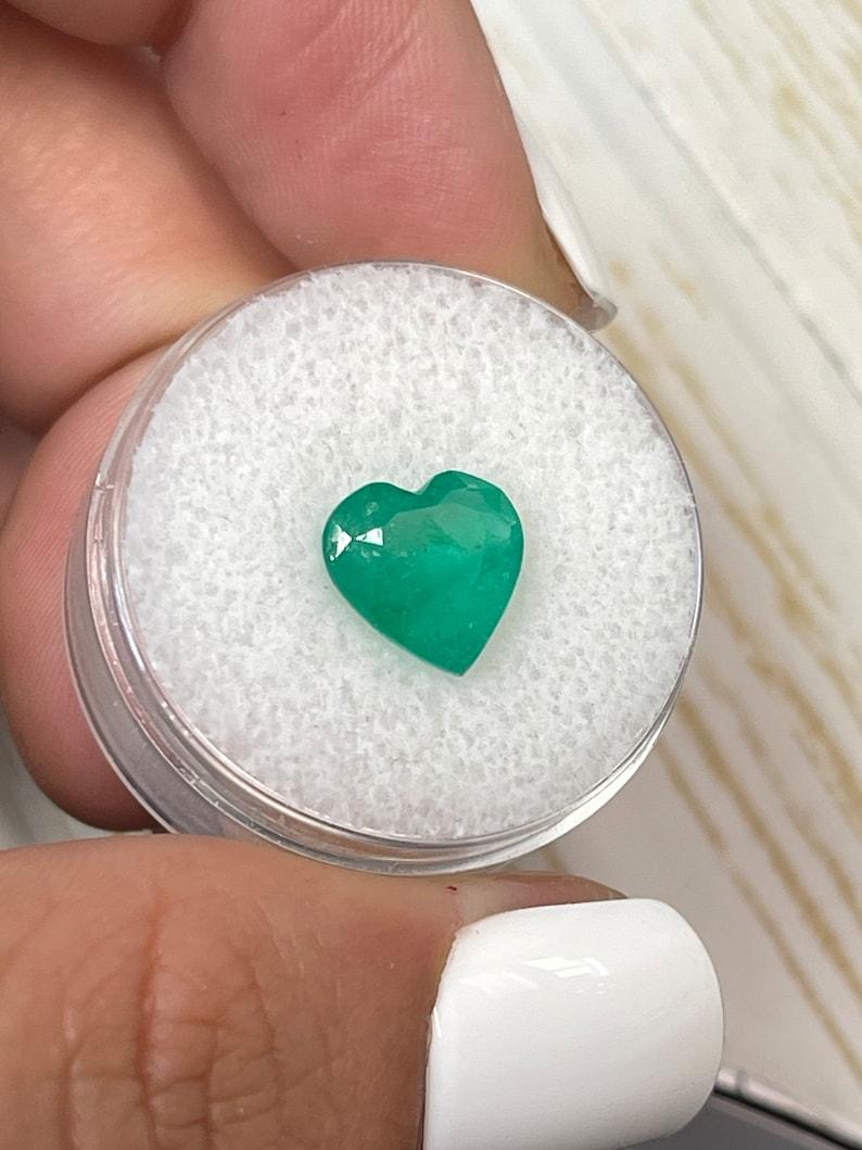 Esmeralda colombiana talla corazón de 2.52 quilates  Gema verde 9,5x9,5 suelta extraída de la tierra Moderno en venta