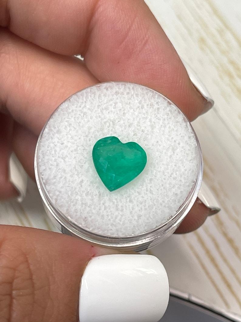 Esmeralda colombiana talla corazón de 2.52 quilates  Gema verde 9,5x9,5 suelta extraída de la tierra Corte esmeralda en venta