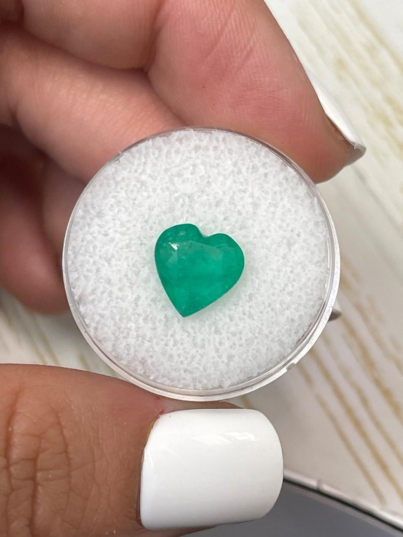 Esmeralda colombiana talla corazón de 2.52 quilates  Gema verde 9,5x9,5 suelta extraída de la tierra en Nuevo estado para la venta en Jupiter, FL