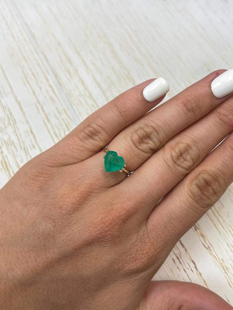 Esmeralda colombiana talla corazón de 2.52 quilates  Gema verde 9,5x9,5 suelta extraída de la tierra en venta 1