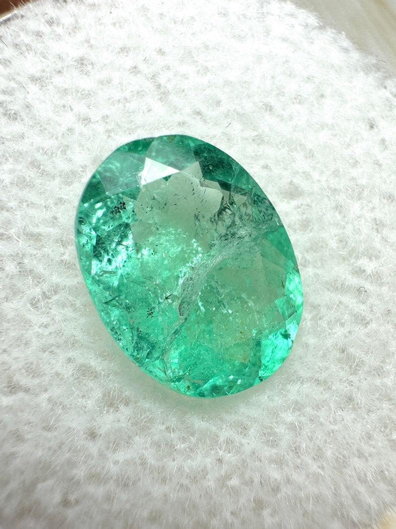Stein: Smaragd
Gewicht: 2,52 Karat
Form: Ovaler Schliff
Klarheit: Transparent
Lüster: Sehr gut
Farbe: Mittelhelles bläuliches Grün
Abmessungen: 10,90 mm x 8,39 mm x 4,71 mm
Geografische Herkunft: Kolumbien
Behandlung: Natürlich, Ölen

Anmerkungen: