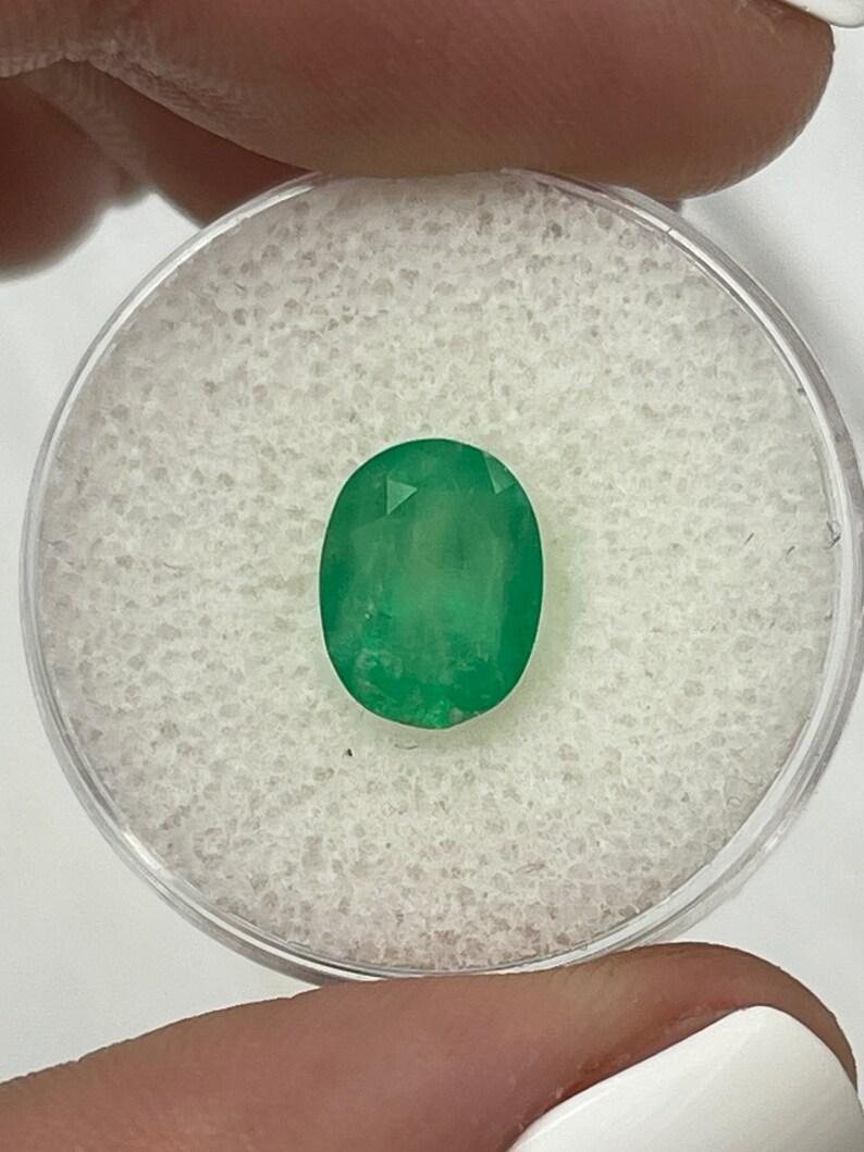 Esmeralda colombiana verde amarillenta musgosa de 2,52 quilates - Piedra de nacimiento de mayo de talla ovalada Moderno en venta