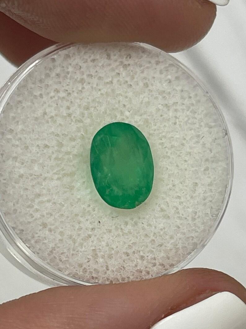 Esmeralda colombiana verde amarillenta musgosa de 2,52 quilates - Piedra de nacimiento de mayo de talla ovalada en Nuevo estado para la venta en Jupiter, FL
