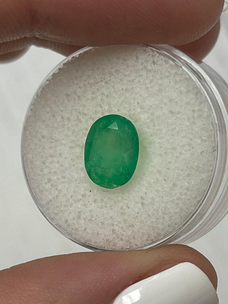 Femenino o masculino Esmeralda colombiana verde amarillenta musgosa de 2,52 quilates - Piedra de nacimiento de mayo de talla ovalada en venta